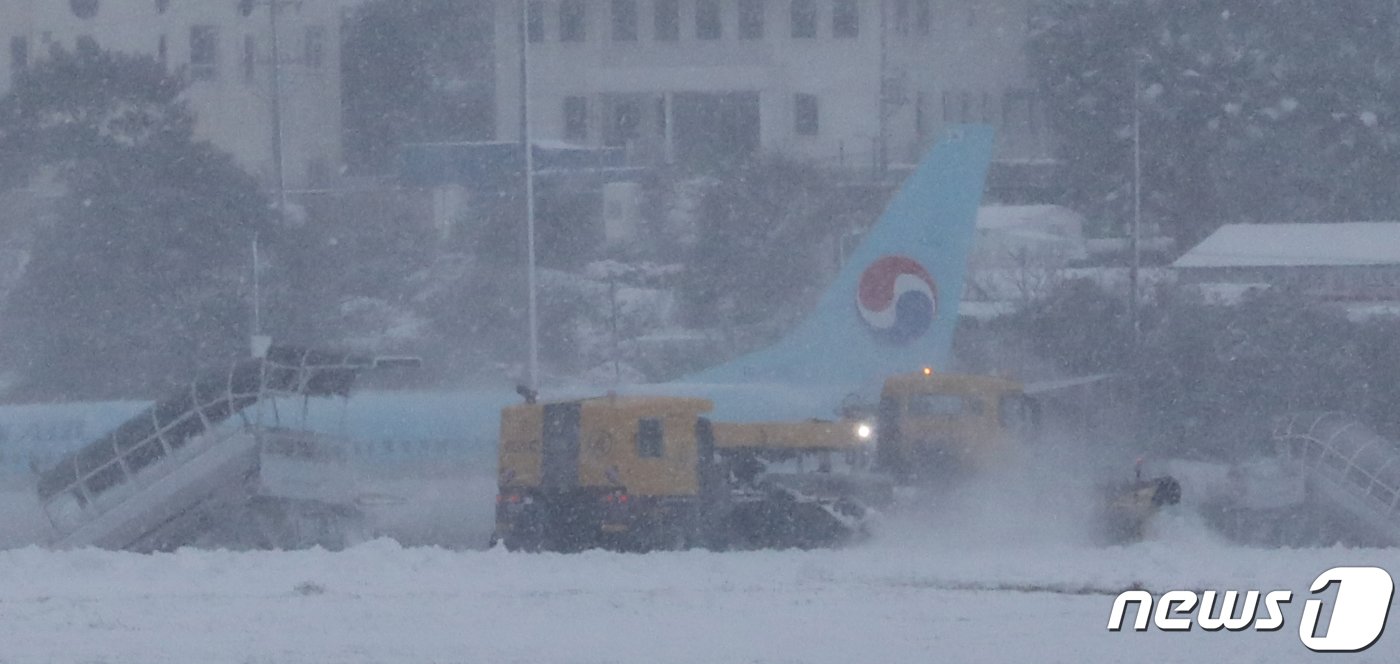 본문 이미지 - 이틀째 올겨울 최강 한파가 제주를 덮친 22일 오전 폐쇄된 제주국제공항 활주로에서 제설작업이 진행되고 있다. 한국공항공사 제주공항 측은 제설작업을 위해 이날 오전 9시50분까지 활주로를 폐쇄한다. 2023.12.22/뉴스1 ⓒ News1 오현지 기자