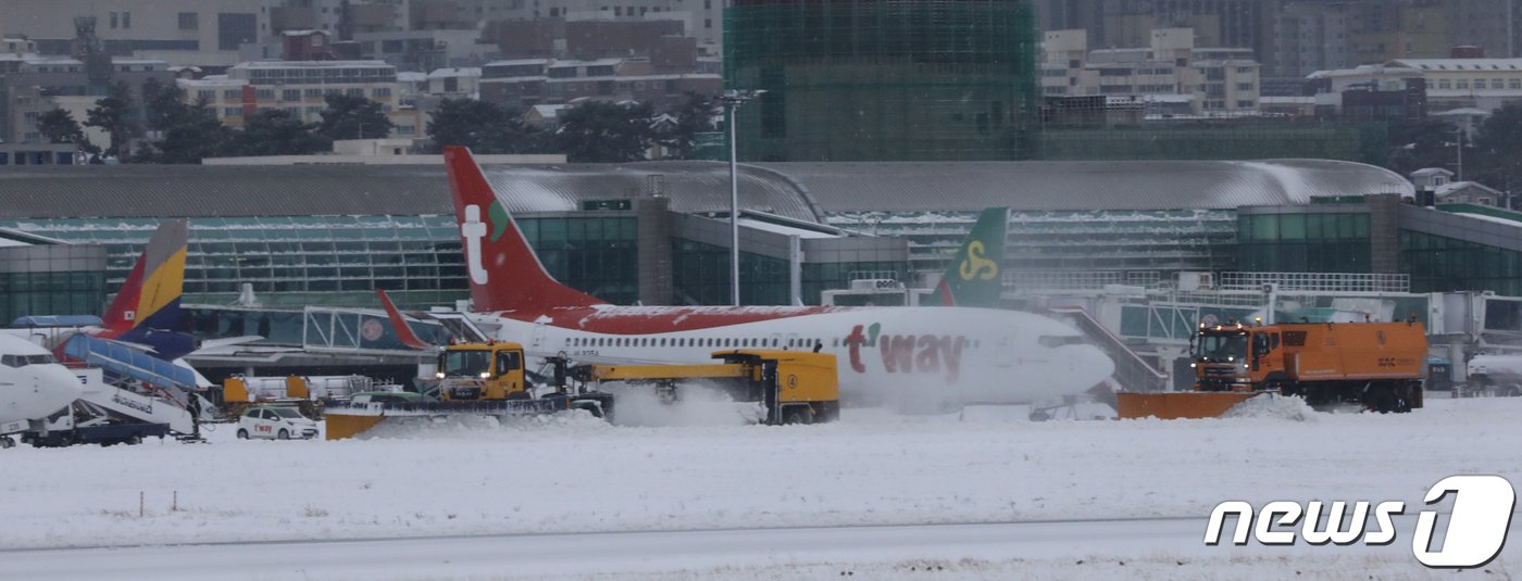 본문 이미지 - 이틀째 올겨울 최강 한파가 제주를 덮친 22일 오전 폐쇄된 제주국제공항 활주로에서 제설작업이 진행되고 있다. 한국공항공사 제주공항 측은 제설작업을 위해 이날 오전 9시50분까지 활주로를 폐쇄한다. 2023.12.22/뉴스1 ⓒ News1 오현지 기자