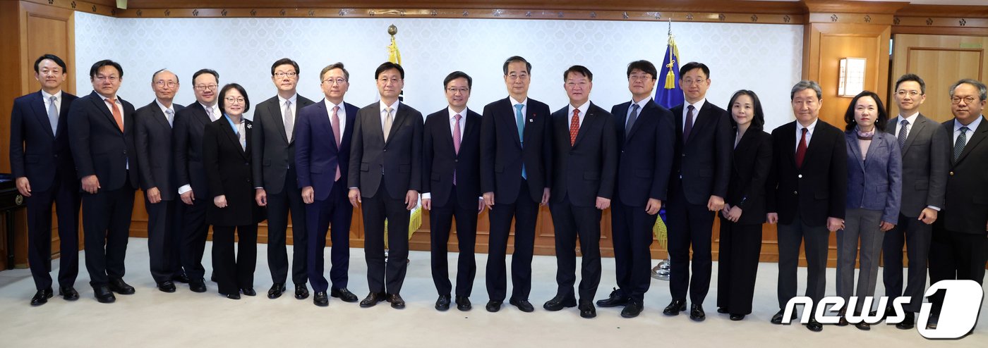 본문 이미지 - 한덕수 국무총리가 22일 오전 서울 종로구 세종대로 정부서울청사에서 열린 제1차 바이오헬스혁신위원회 위촉식에서 위원들과 기념촬영을 하고 있다. 2023.12.22/뉴스1 ⓒ News1 김명섭 기자