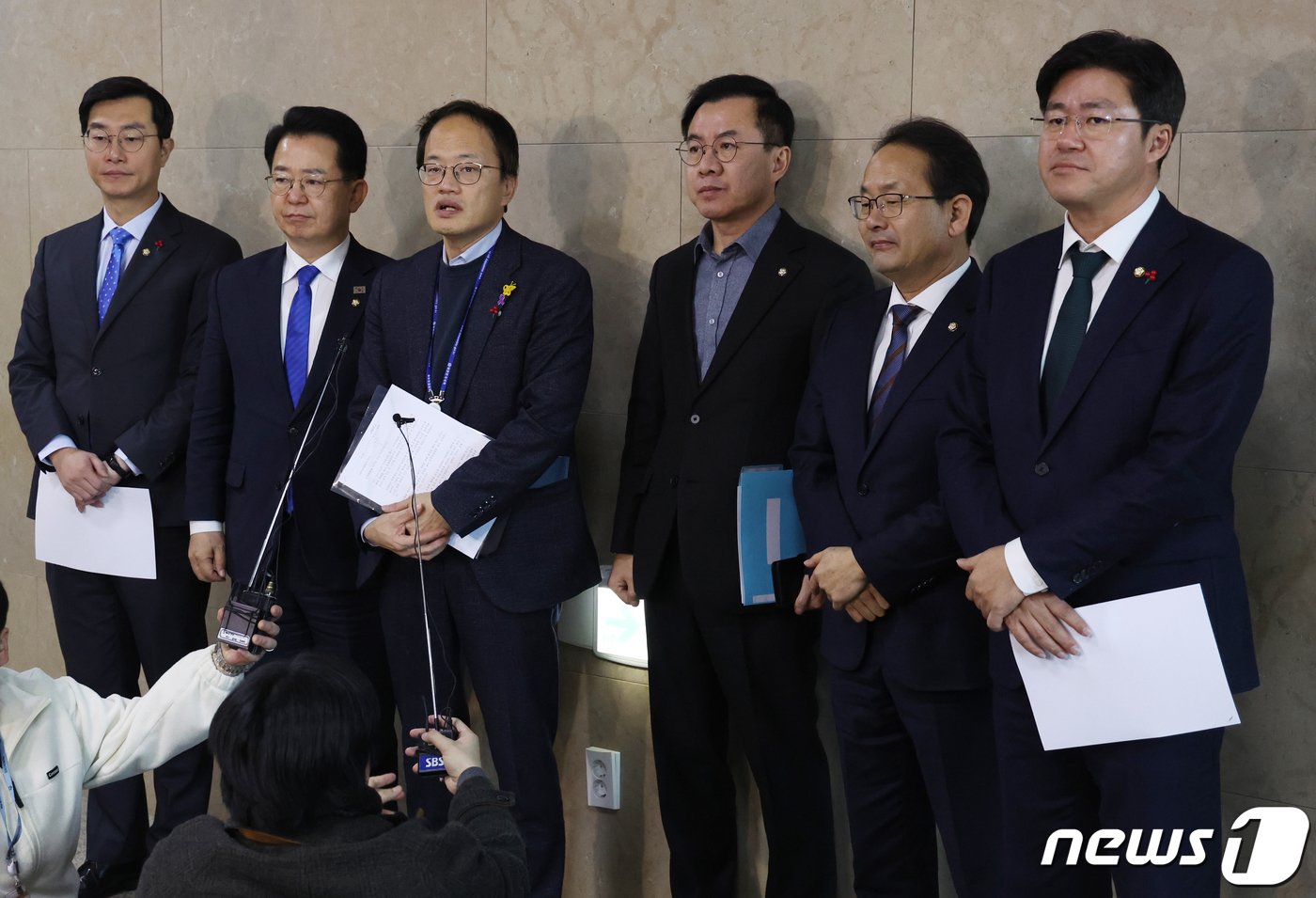 국회 운영위원회 야당 간사인 박주민 더불어민주당 원내수석부대표&#40;왼쪽에서 세번째&#41;를 비롯한 의원들이 22일 서울 여의도 국회에서 운영위원회 전체회의를 마친 뒤 입장을 밝히고 있다. 이날 회의는 여당 의원들이 참석하지 않아 파행됐다. 2023.12.22/뉴스1 ⓒ News1 ,송원영 기자