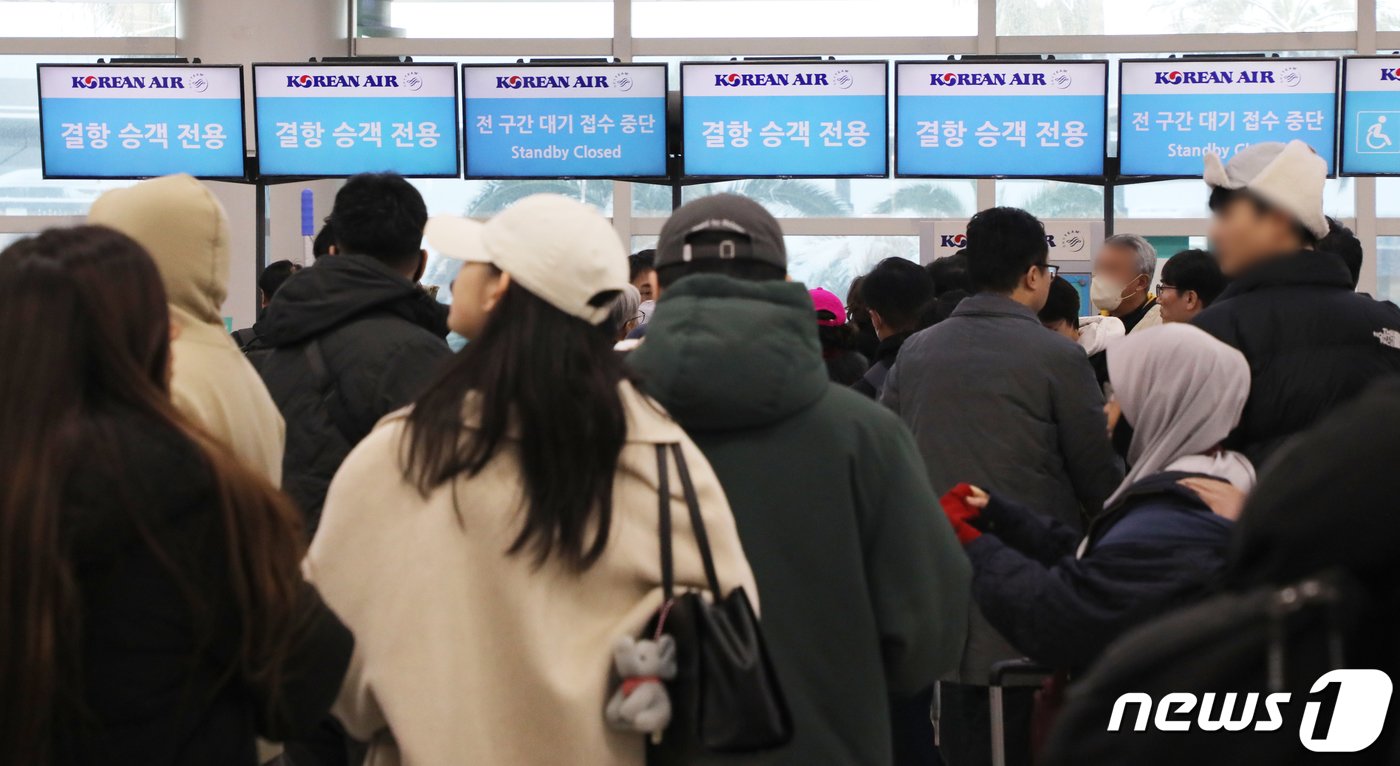 폭설로 제주국제공항 활주로가 폐쇄된 데 이어 결항편이 속출하고 있는 22일 오전 제주공항 국내선 출발장 결항 승객 전용 카운터가 붐비고 있다. 2023.12.22/뉴스1 ⓒ News1 오현지 기자