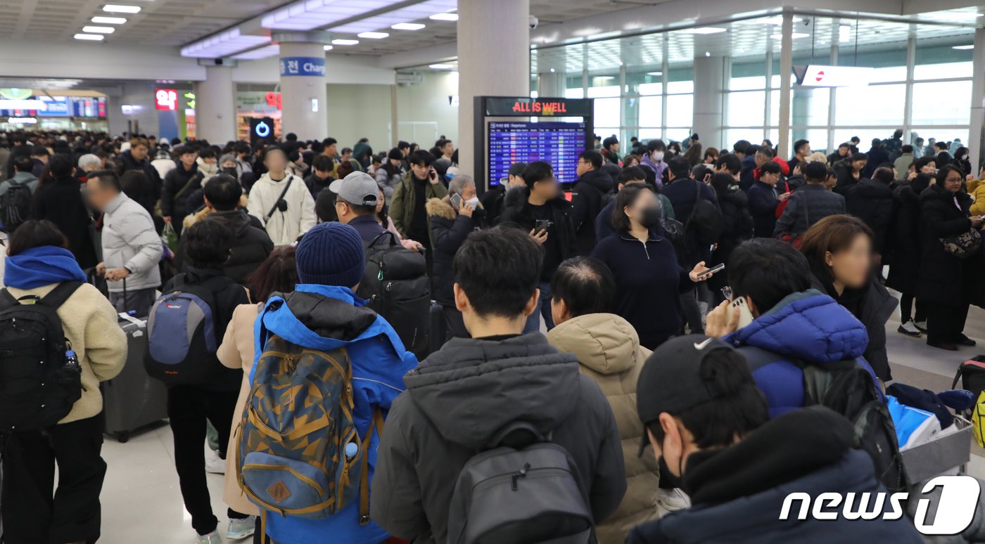 본문 이미지 - 폭설로 제주국제공항 활주로가 폐쇄된 22일 오전 제주공항 국내선 출발장 대합실이 결항편 승객들로 크게 붐비고 있다. 2023.12.22/뉴스1 ⓒ News1 오현지 기자