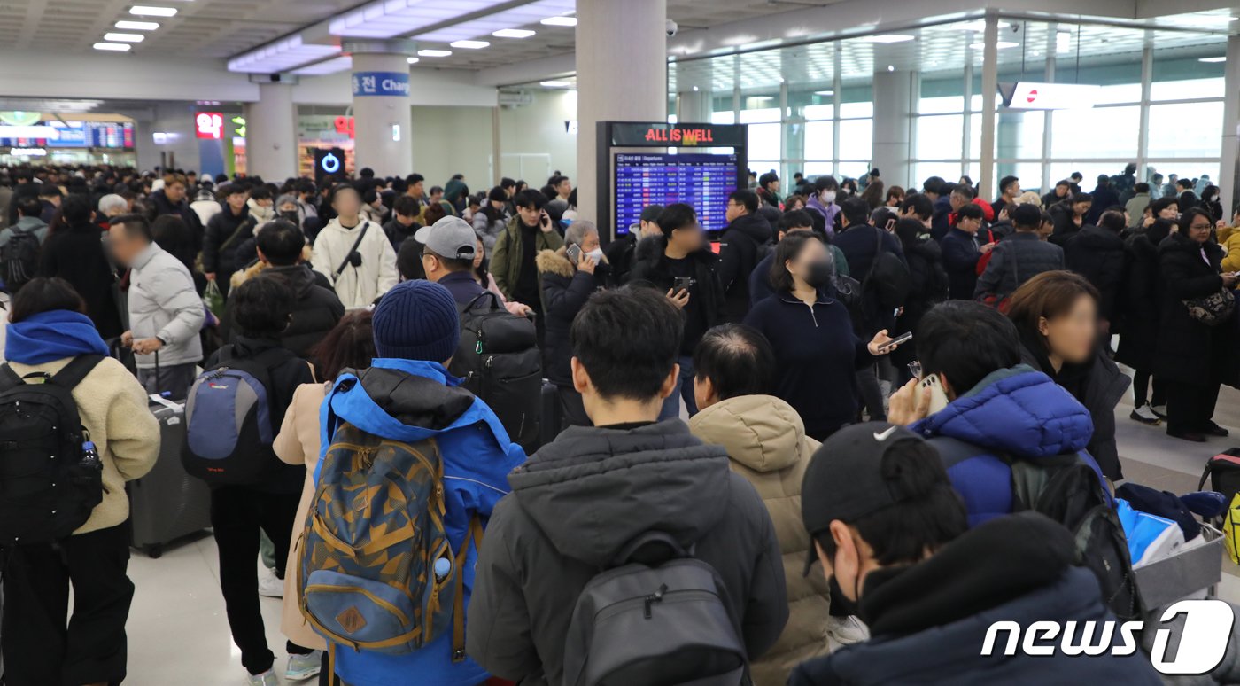 폭설로 제주국제공항 활주로가 폐쇄된 22일 오전 제주공항 국내선 출발장 대합실이 결항편 승객들로 크게 붐비고 있다. 2023.12.22/뉴스1 ⓒ News1 오현지 기자