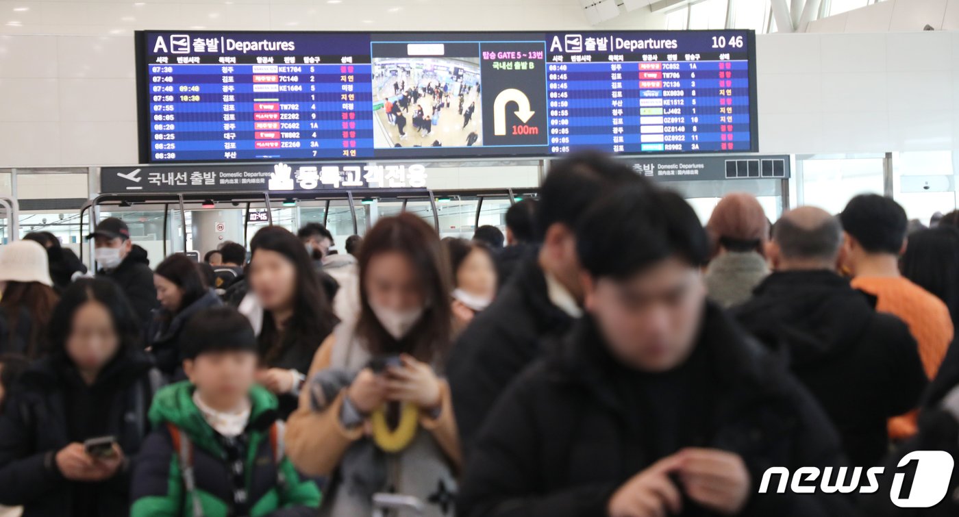 본문 이미지 - 폭설로 제주국제공항 활주로가 폐쇄된 22일 오전 제주공항 국내선 출발장 대합실이 결항편 승객들로 크게 붐비고 있다. 2023.12.22/뉴스1 ⓒ News1 오현지 기자