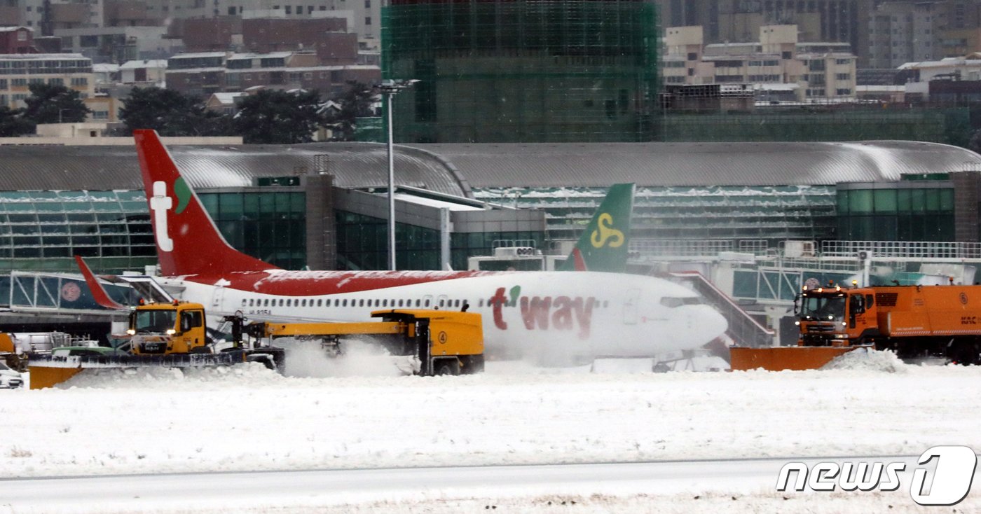 이틀째 올겨울 최강 한파가 제주를 덮친 22일 오전 폐쇄된 제주국제공항 활주로에서 제설작업이 진행되고 있다. 한국공항공사 제주공항 측은 제설작업을 위해 이날 오전 9시50분까지 활주로를 폐쇄한다. 2023.12.22/뉴스1 ⓒ News1 오현지 기자