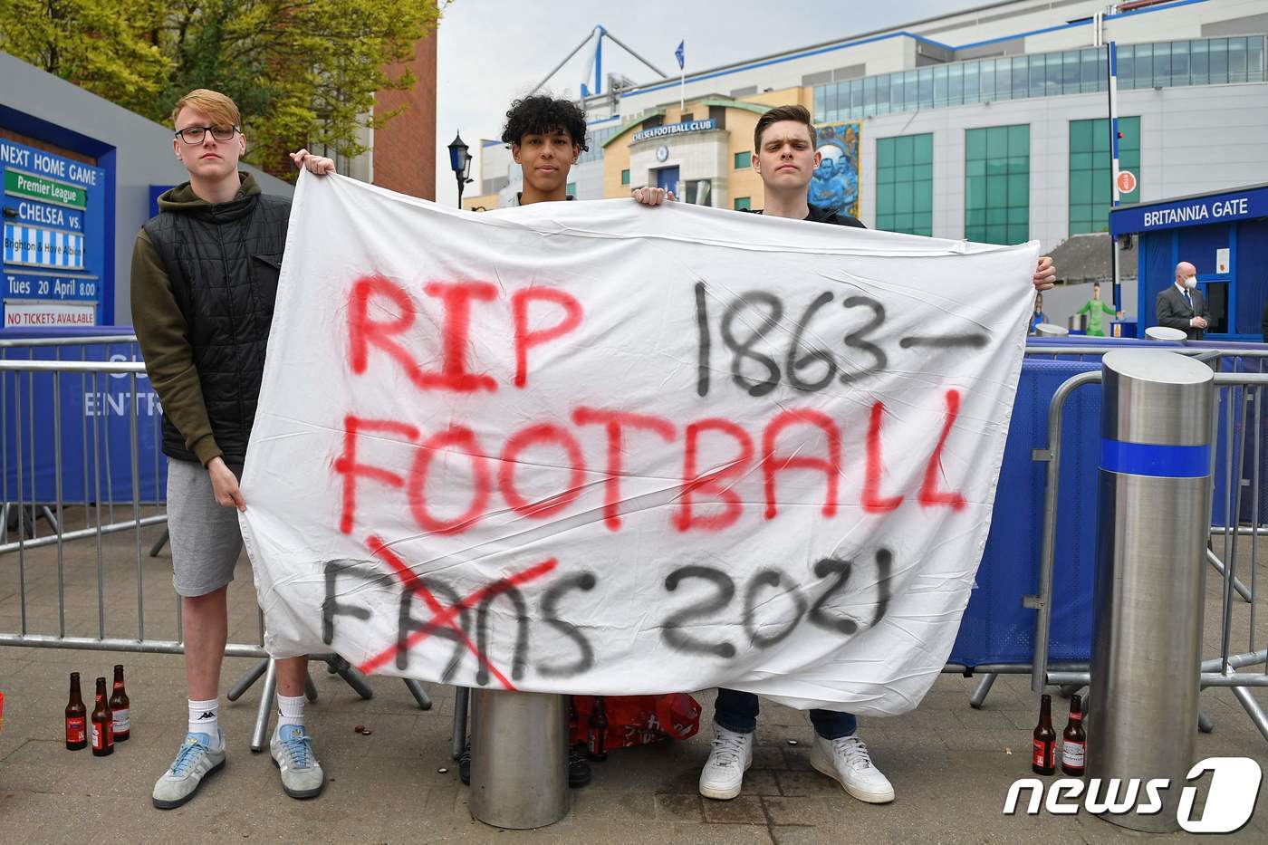 본문 이미지 - 슈퍼리그를 반대하는 팬들 ⓒ AFP=뉴스1