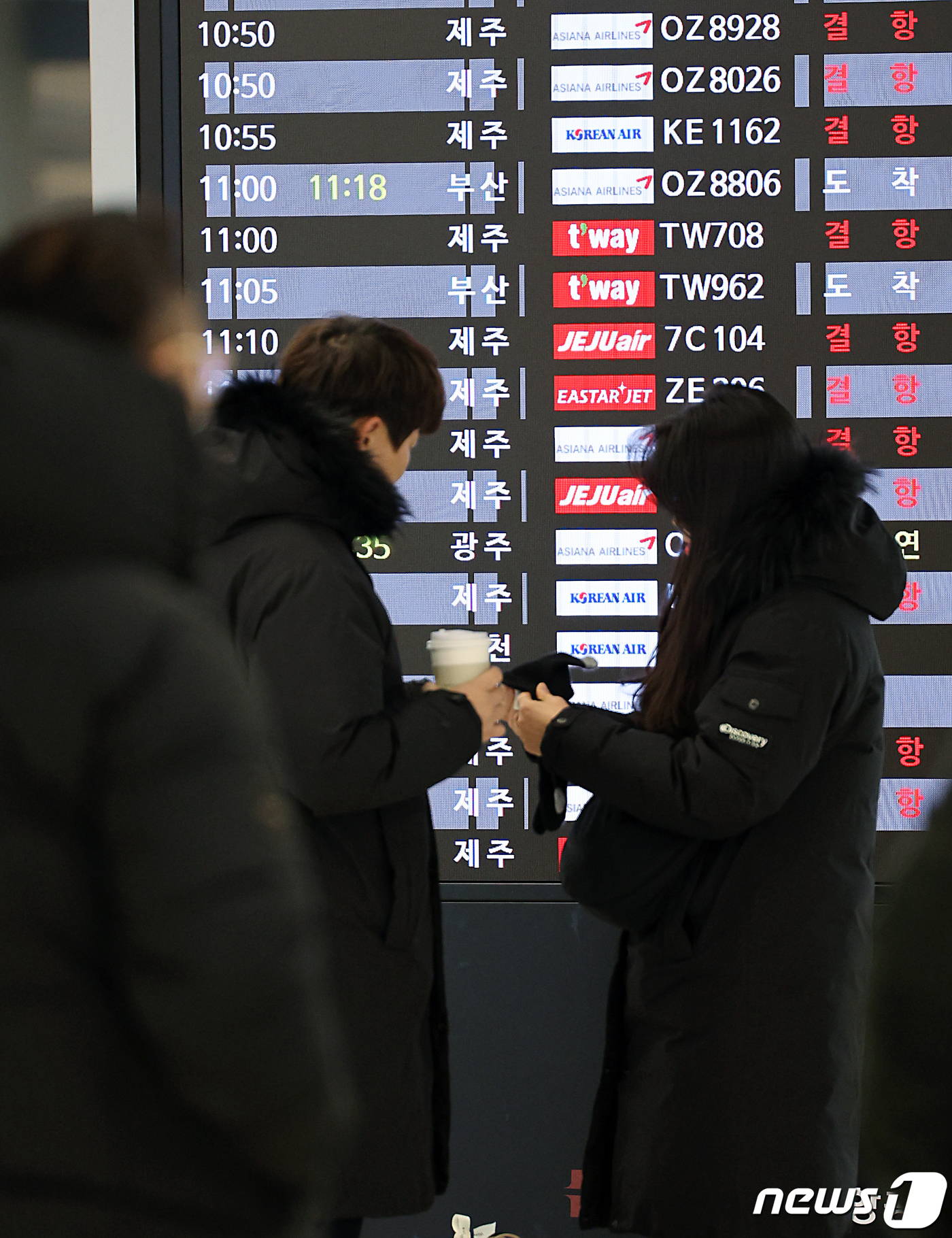 (서울=뉴스1) 박정호 기자 = 폭설로 제주국제공항 활주로가 폐쇄된 데 이어 결항편이 속출하고 있는 22일 오전 서울 강서구 김포국제공항 국내선 입국장 전광판에 제주발 항공편의 결 …