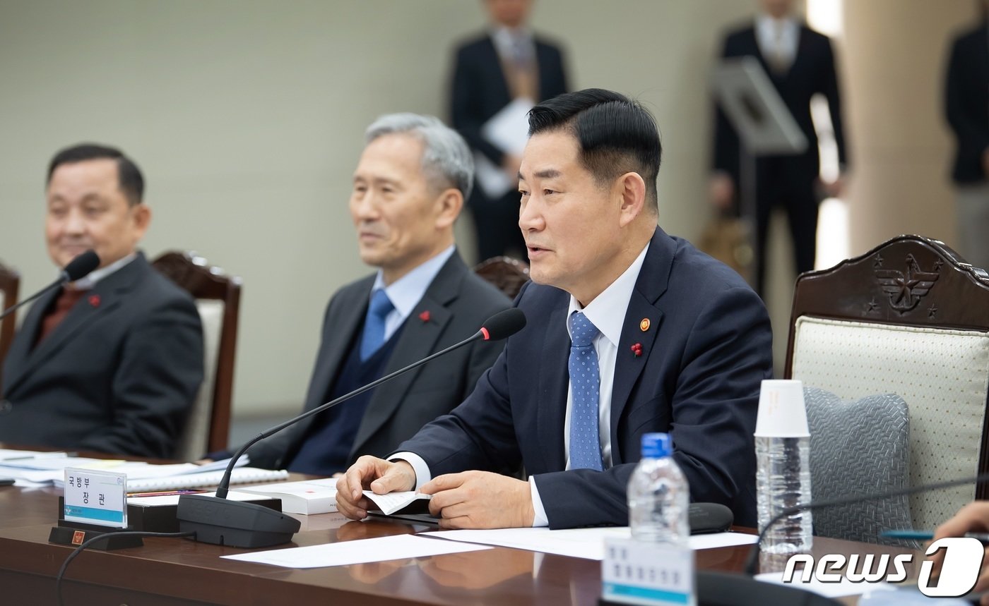 본문 이미지 - 신원식 국방부 장관(오른쪽). (국방부 제공) 2023.12.22/뉴스1