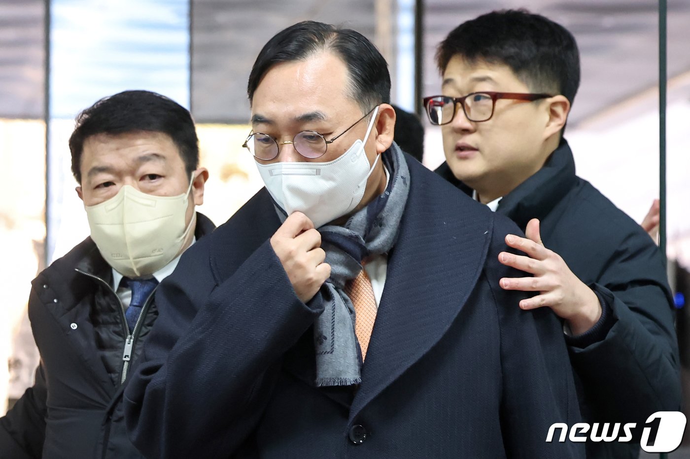 &#39;백현동 수사무마 금품수수 의혹&#39;을 받는 곽정기 변호사가 22일 오후 서울 서초구 서울중앙지법에서 열린 영장실질심사에 출석하고 있다. 2023.12.22/뉴스1 ⓒ News1 민경석 기자