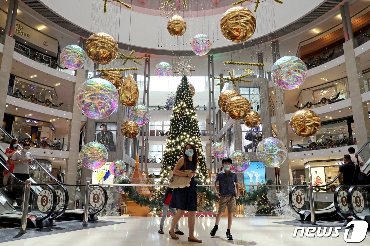본문 이미지 - 9일(현지시간) 말레이시아 쿠알라룸푸르의 대형 쇼핑몰 파빌리온에 화려한 크리스마스 장식이 설치돼있다. 2020.12.09/ ⓒ 로이터=뉴스1 ⓒ News1 박재하 기자