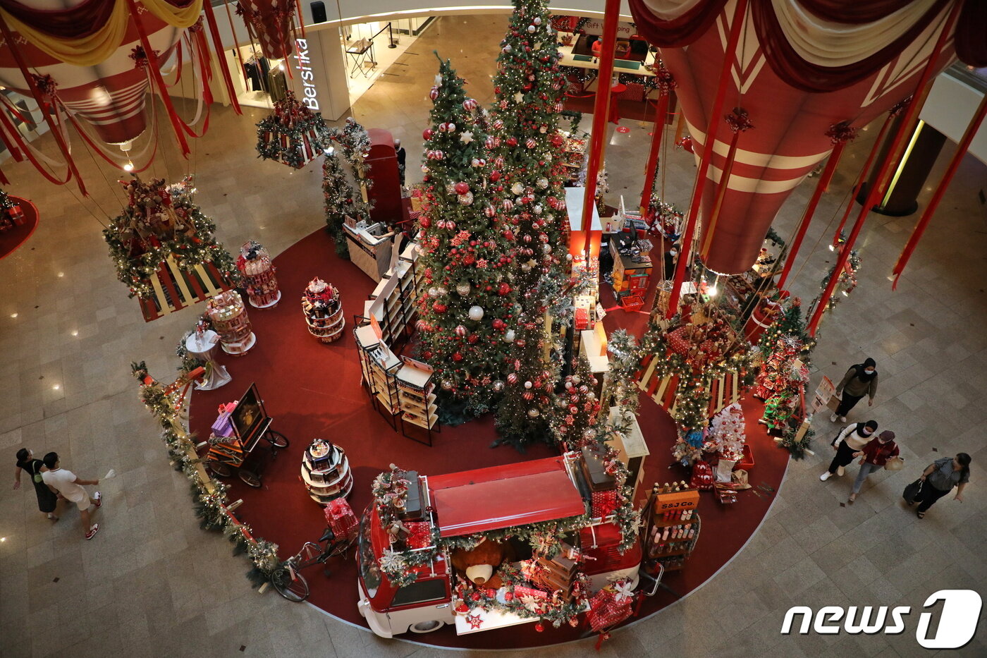 본문 이미지 - 4일(현지시간) 말레이시아 쿠알라룸푸르의 한 쇼핑몰에 화려한 크리스마스 장식이 설치돼있다. 2020.12.04/ ⓒ 로이터=뉴스1 ⓒ News1 박재하 기자