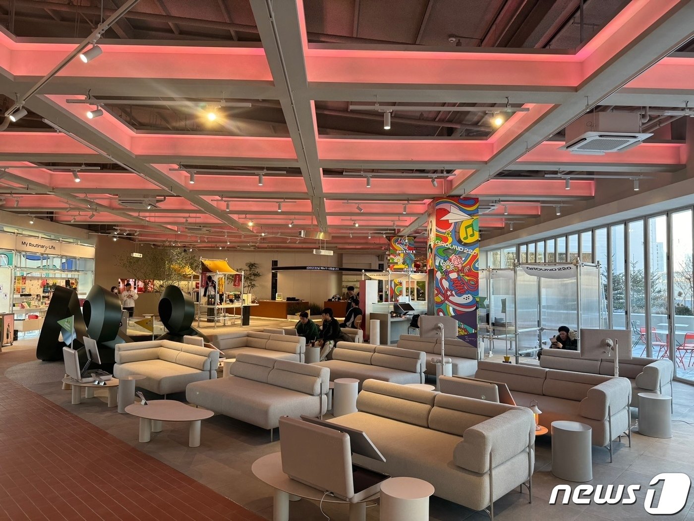 본문 이미지 -  중앙에 위치한 '루틴 그라운드'. 방문객은 LG전자의 제품을 자유롭게 사용해 볼 수 있다.  2023.12.21./뉴스1 ⓒ News1 강태우 기자 