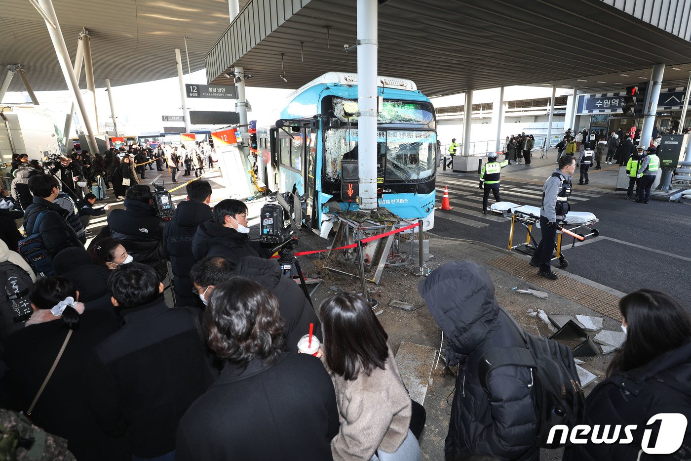 22일 오후 경기 수원시 권선구 수원역환승센터에서 시내버스가 시민 다수를 치는 사고가 발생했다. 이 사고로 1명이 숨지고, 11명이 중상을 입어 병원으로 옮겨졌다. 사진은 사고 현장의 모습. 2023.12.22/뉴스1 ⓒ News1 김영운 기자