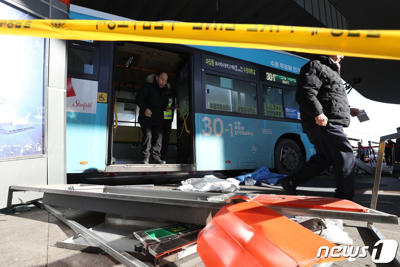 22일 오후 경기 수원시 권선구 수원역환승센터에서 시내버스가 시민 다수를 치는 사고가 발생했다. 이 사고로 1명이 숨지고, 11명이 중상을 입어 병원으로 옮겨졌다. 사진은 사고 현장의 모습. 2023.12.22/뉴스1 ⓒ News1 김영운 기자