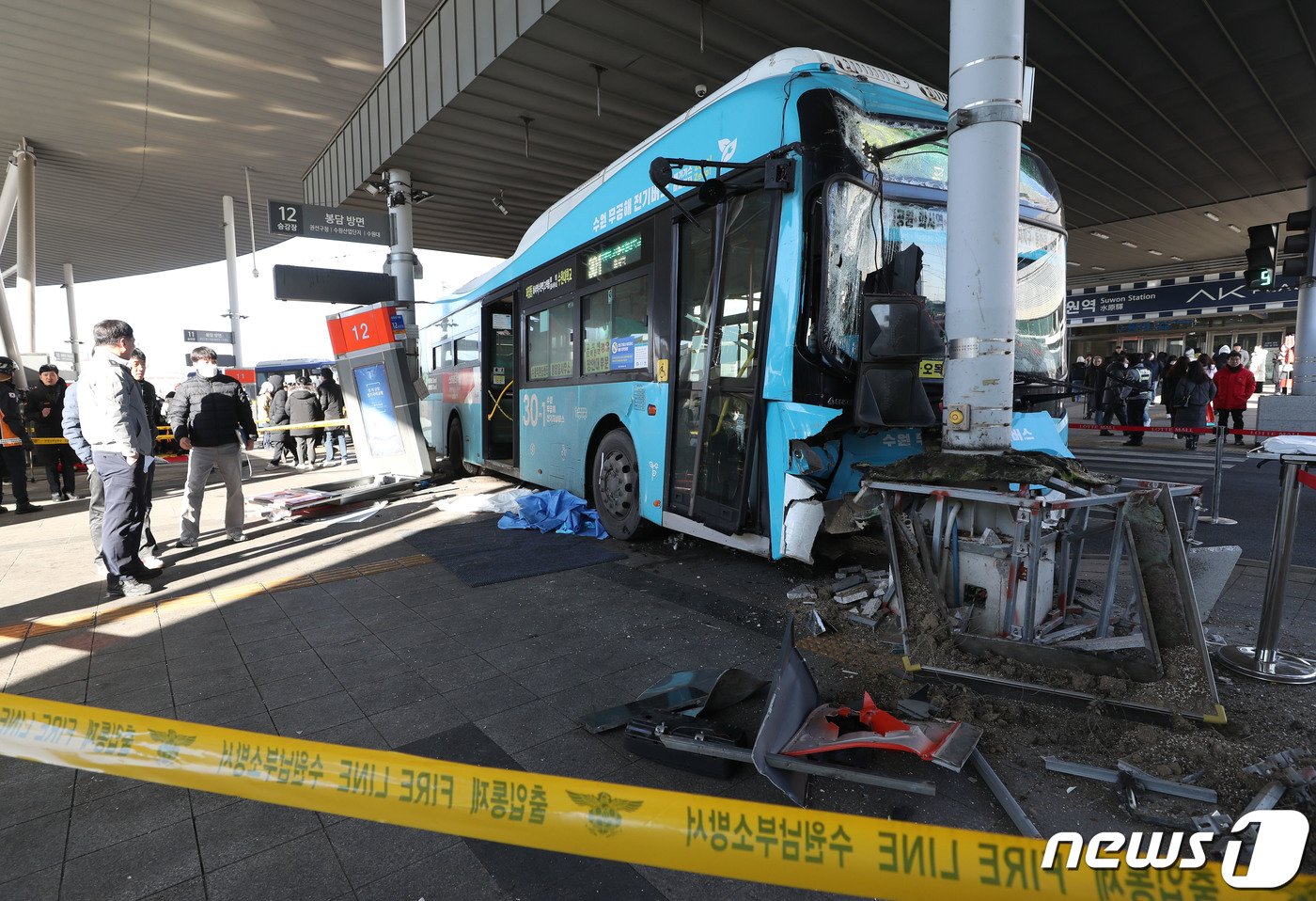 22일 오후 경기 수원시 권선구 수원역환승센터에서 시내버스가 시민 다수를 치는 사고가 발생했다. 이 사고로 1명이 숨지고 3명이 중상, 12명이 경상을 입어 병원으로 옮겨졌다. 사진은 사고 현장의 모습. 2023.12.22/뉴스1 ⓒ News1 김영운 기자