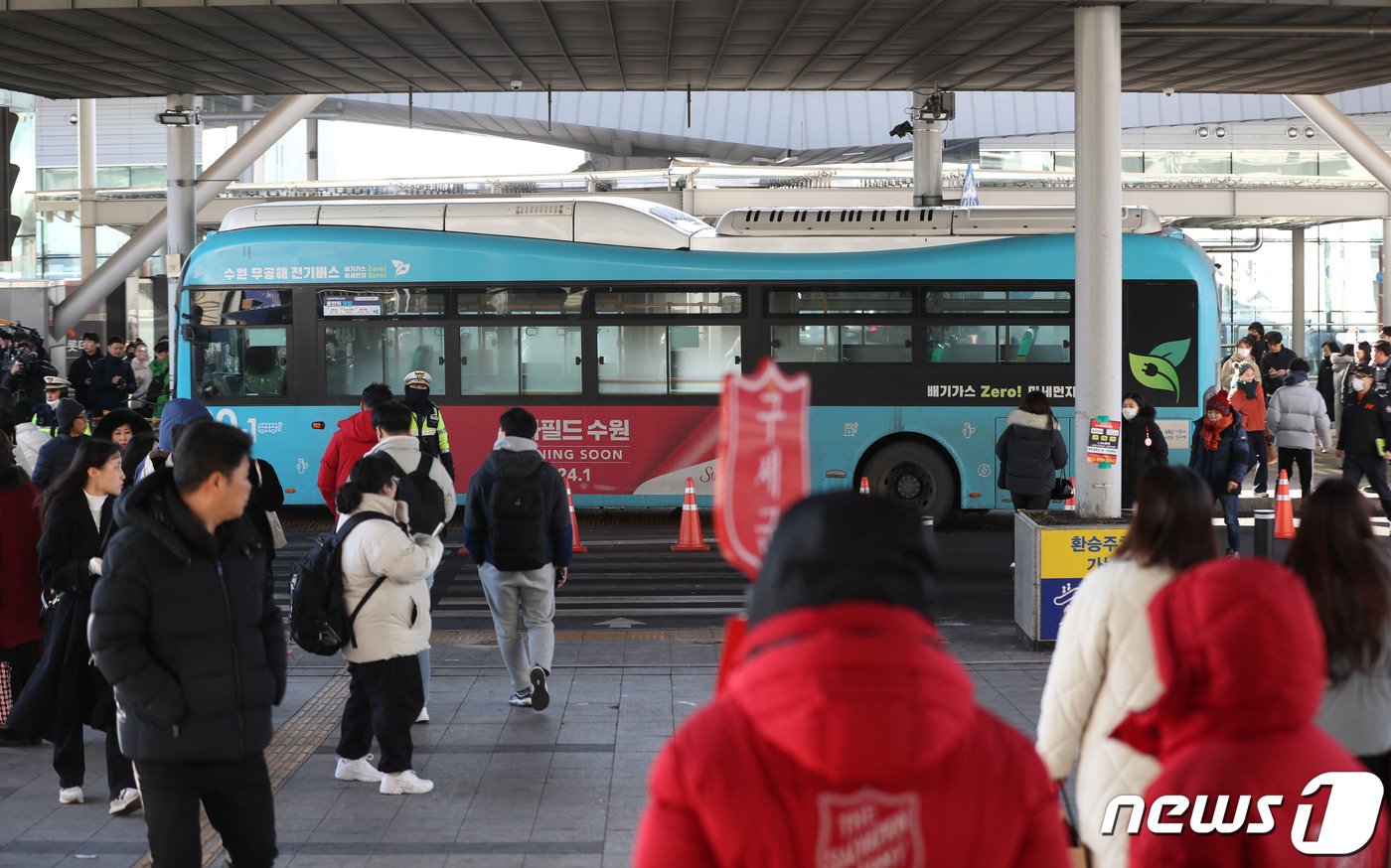 22일 오후 경기 수원시 권선구 수원역환승센터에서 시내버스가 시민 다수를 치는 사고가 발생했다. 이 사고로 1명이 숨지고 3명이 중상, 12명이 경상을 입어 병원으로 옮겨졌다. 사진은 사고 현장의 모습. 2023.12.22/뉴스1 ⓒ News1 김영운 기자