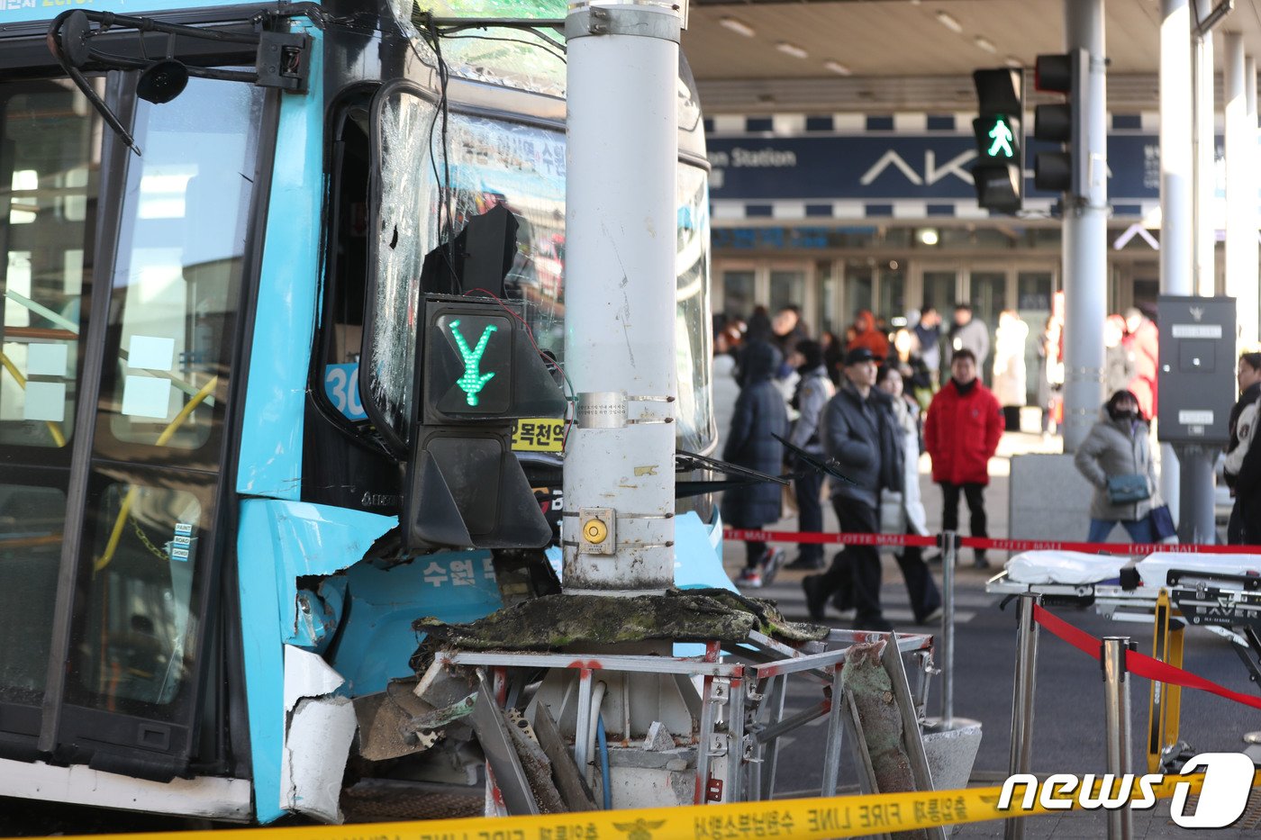 22일 오후 경기 수원시 권선구 수원역환승센터에서 시내버스가 시민 다수를 치는 사고가 발생했다. 이 사고로 1명이 숨지고 3명이 중상, 12명이 경상을 입어 병원으로 옮겨졌다. 사진은 사고 현장의 모습. 2023.12.22/뉴스1 ⓒ News1 김영운 기자