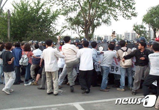 2011년 인천 부평구 미군기지 캠프마켓을 반환해달라고 요구하는 시민들이 경찰과 대치하고 있다.&#40;인천평화복지연대 제공&#41;.2023.12.22 ⓒ News1 박소영 기자