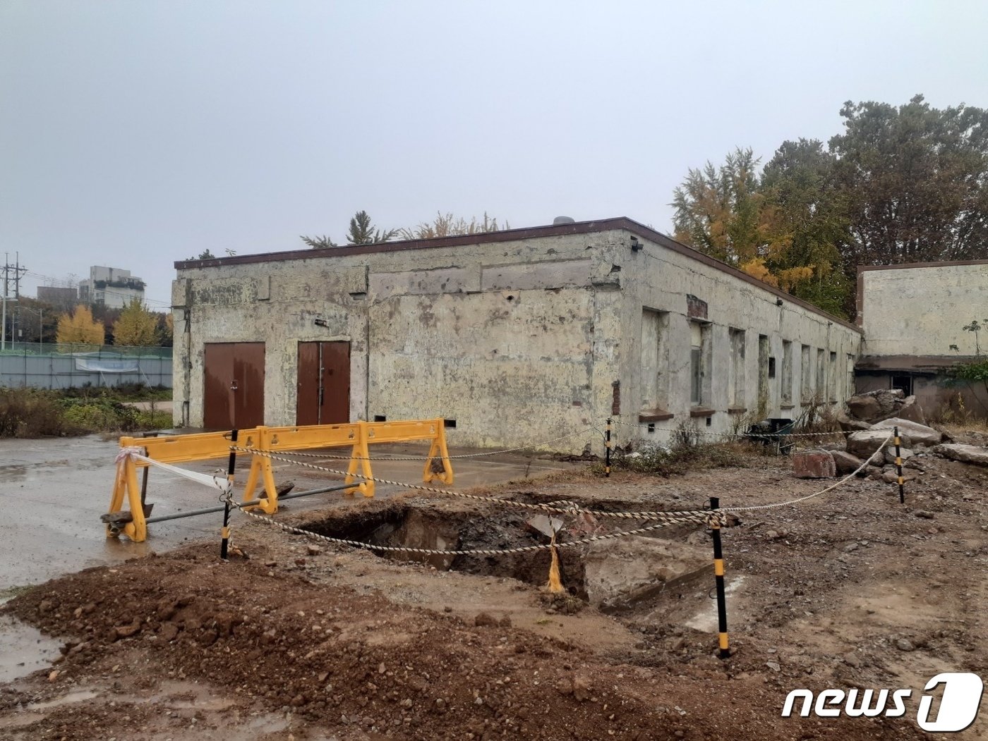 본문 이미지 - 지난 11월 인천 부평구 미군기지 캠프마켓 B구역 조병창 병원건물 인근에서 지하시설물이 발견됐다. 문화재청은 현재 이 지하시설이 '땅굴'인지 조사를 하고 있다.2023.12.22 ⓒ News1 박소영 기자