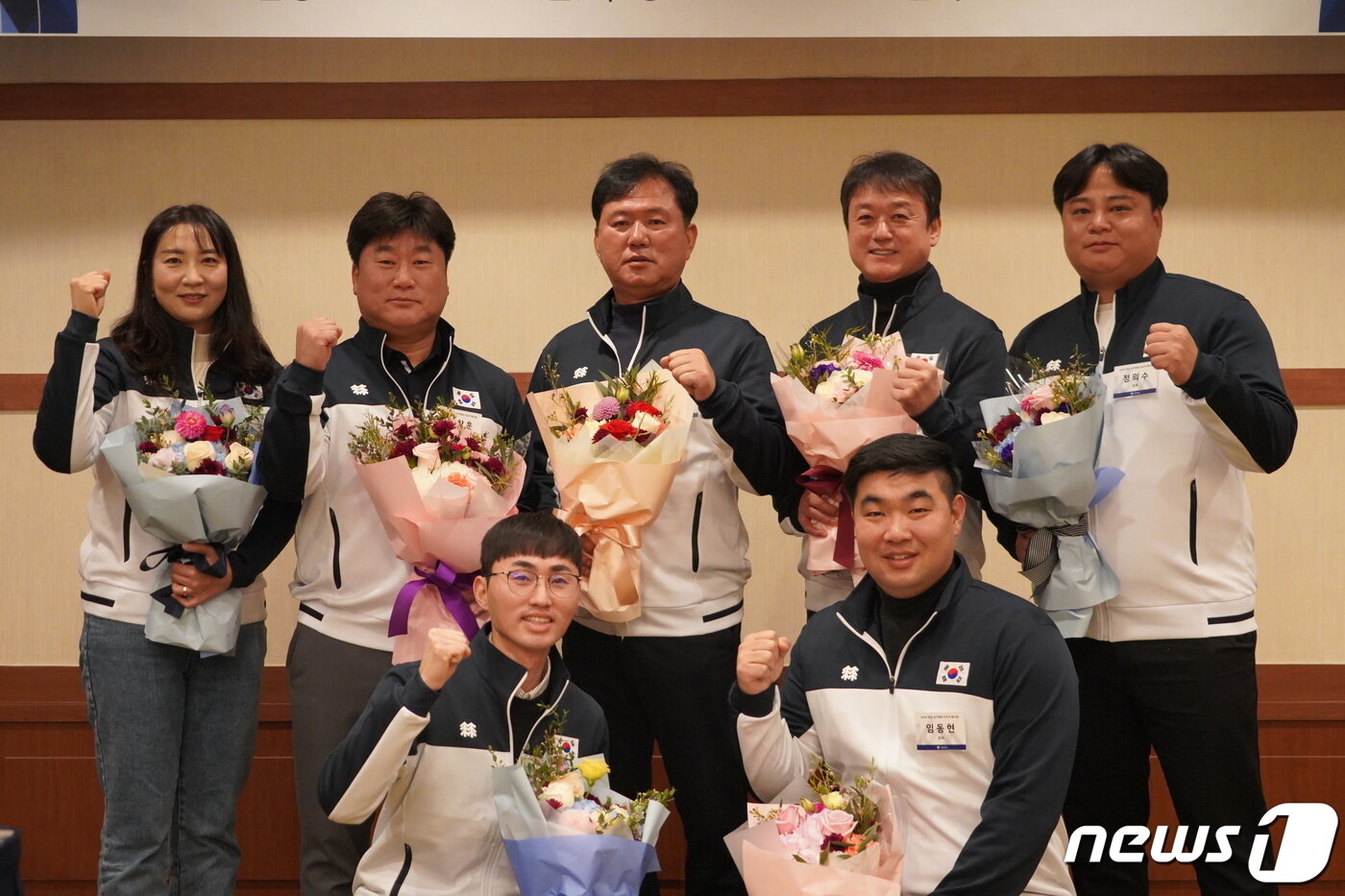 본문 이미지 - 왼쪽 위부터 시계 방향으로 김문정 리커브 여자팀 코치, 양창훈 리커브 여자팀 감독, 홍승진 총감독, 박성수 리커브 남자팀 감독, 정의수 컴파운드 감독, 임동현 리커브 남자팀 코치, 정경수 컴파운드 코치. (대한양궁협회 제공)