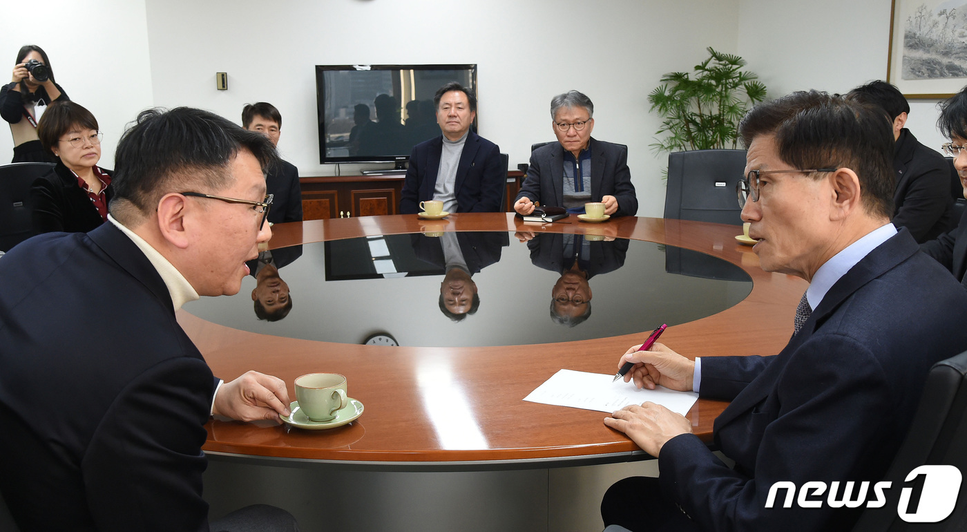 (서울=뉴스1) 신웅수 기자 = 심영주 에스알 부사장(왼쪽)이 22일 서울 종로구 경제사회노동위원회에서 노사관계 유공 표창을 받은 후 김문수 위원장과 환담을 나누고 있다. (SR …