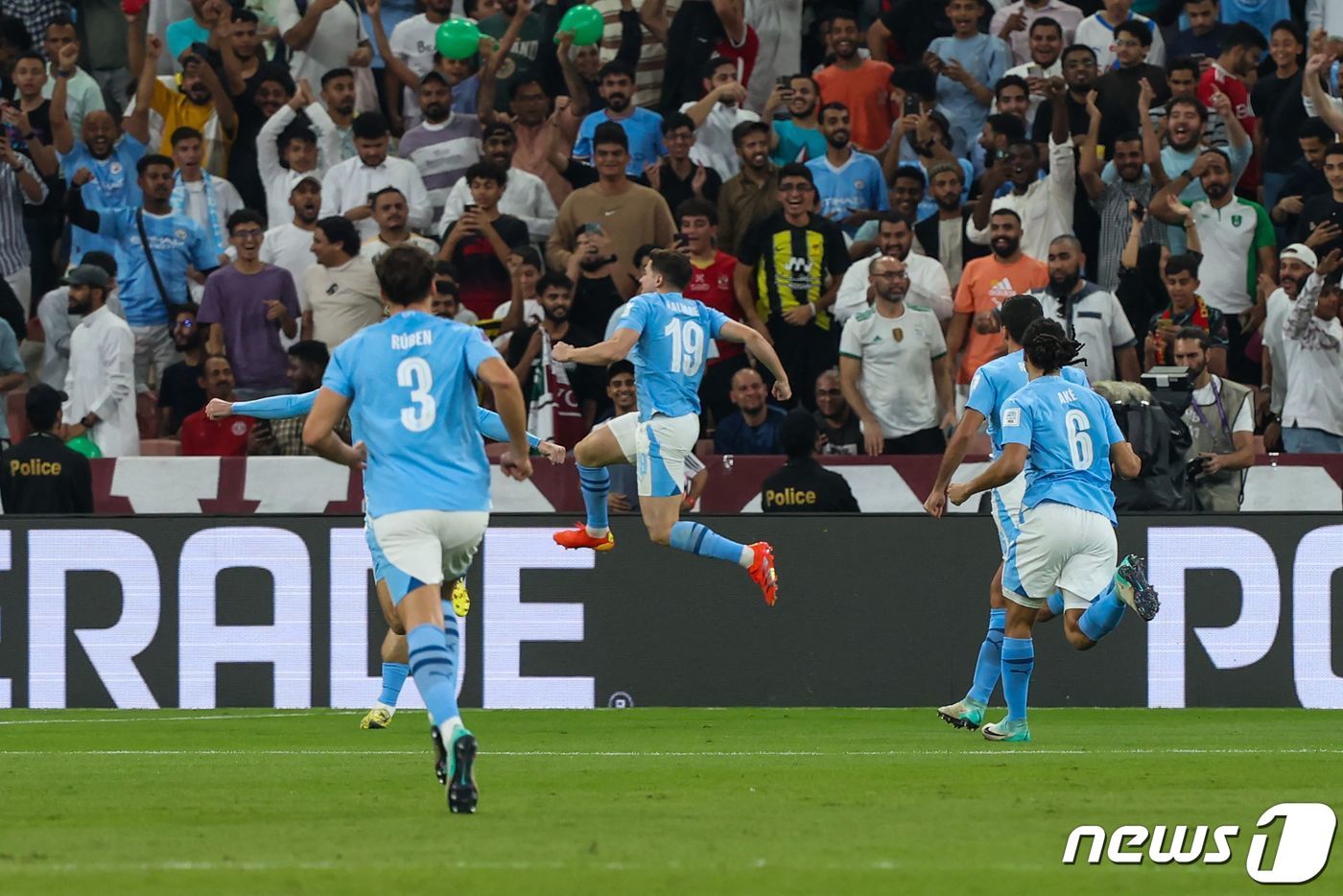 본문 이미지 - 2골 1도움으로 활약한 훌리오 알바레스. ⓒ AFP=뉴스1