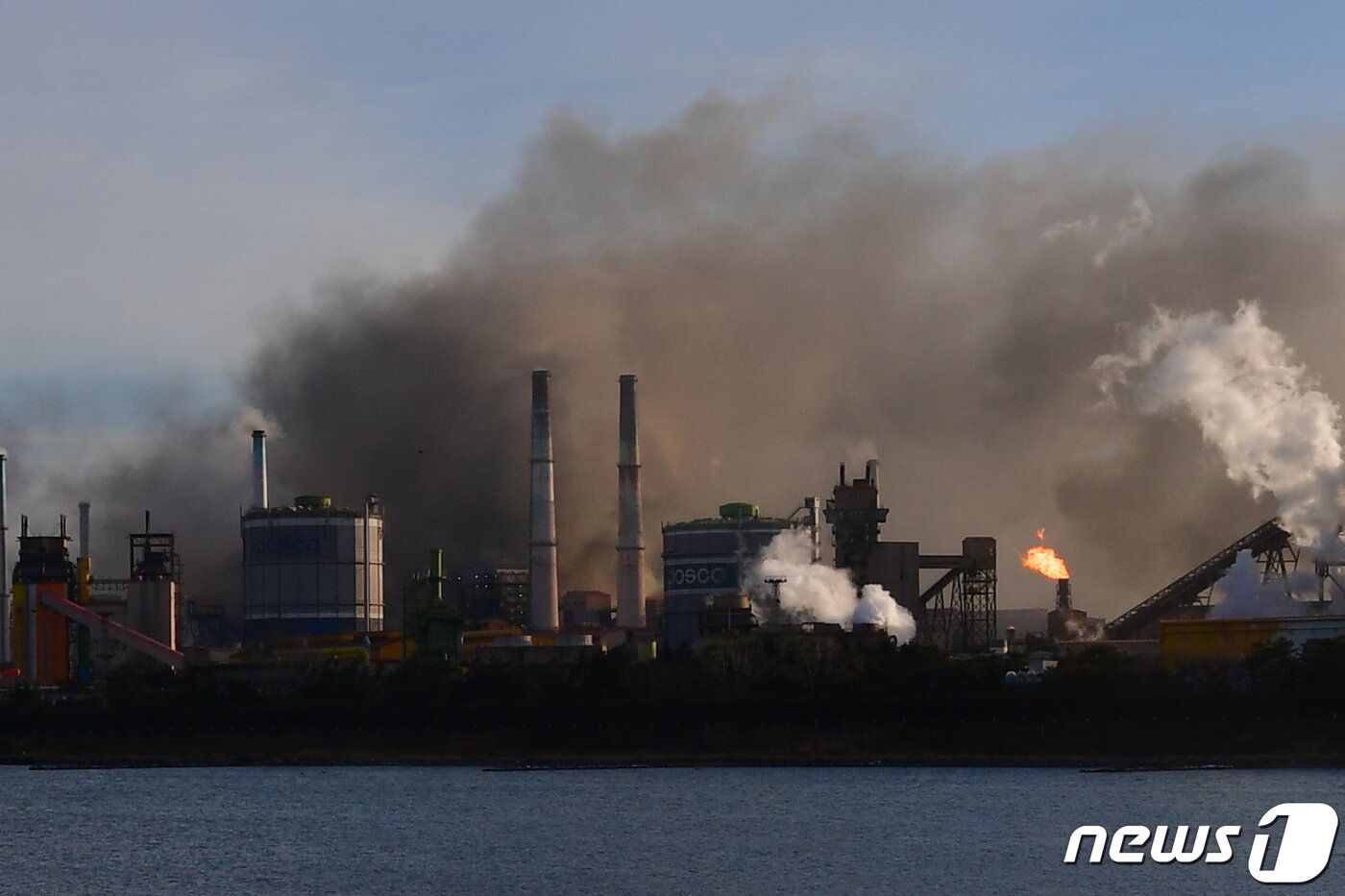본문 이미지 - 23일 오전 7시7분 쯤 경북 포스코 포항제철소에 원인을 알 수 없는 불이 나 화염이 공장을 뒤덮고 있다. 2023.12.23/뉴스1 ⓒ News1 최창호 기자