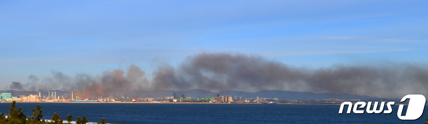 본문 이미지 - 23일 오전 7시7분 쯤 경북 포스코 포항제철소에 원인을 알 수 없는 화재가 발생해 화염과 함께 연기가 치솟고 있다.2023.12.23/뉴스1 ⓒ News1 최창호 기자