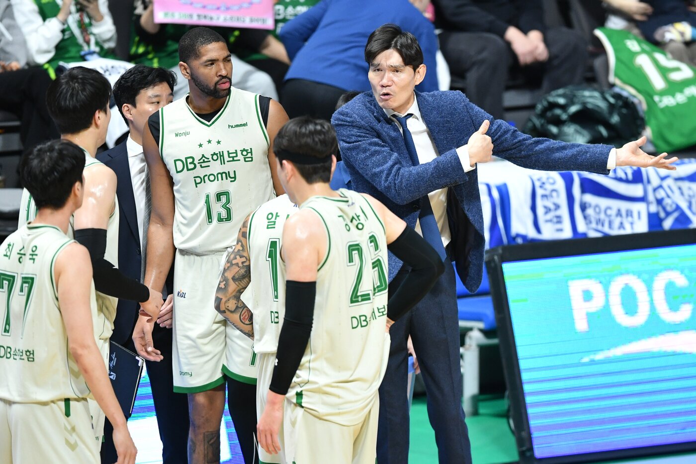 본문 이미지 - 김주성 감독과 원주 DB 선수단. (KBL 제공)