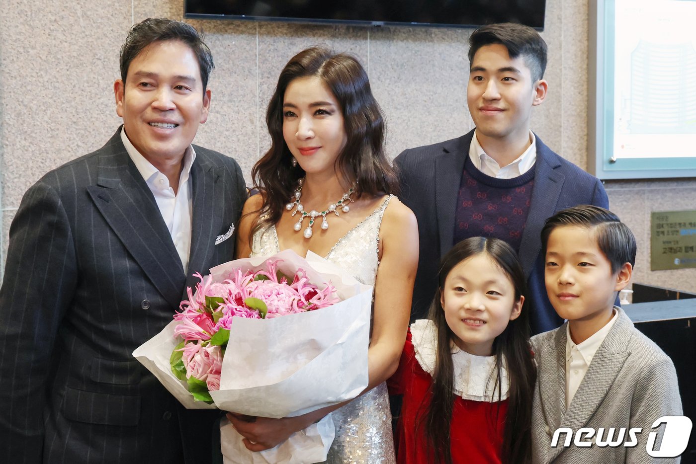 본문 이미지 - 정용진 신세계그룹 부회장이 23일 오후 서울 서초구 예술의 전당에서 열린 배우자 한지희 씨의 플루트 독주회가 끝난 뒤 가족들이 모여 기념 촬영을 하고 있다. 왼쪽부터 정용진 부회장, 배우자 한지희 씨, 차녀 정해윤 양, 차남 정해준 군, 장남 정해찬 씨. 2023.12.23/뉴스1 ⓒ News1 민경석 기자