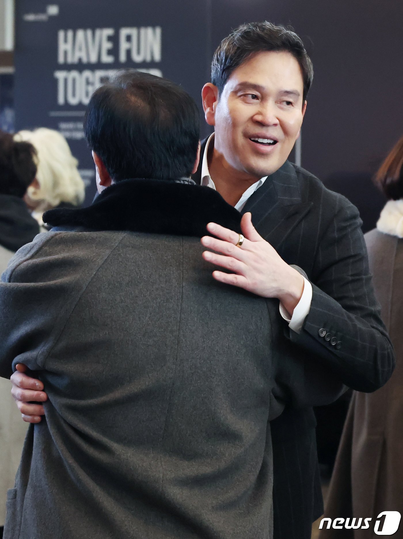 본문 이미지 - 정용진 신세계그룹 부회장이 23일 오후 서울 서초구 예술의 전당에서 열린 배우자 한지희 씨의 플루트 독주회에 참석해 공연을 찾은 지인과 인사를 나누고 있다. 2023.12.23/뉴스1 ⓒ News1 민경석 기자