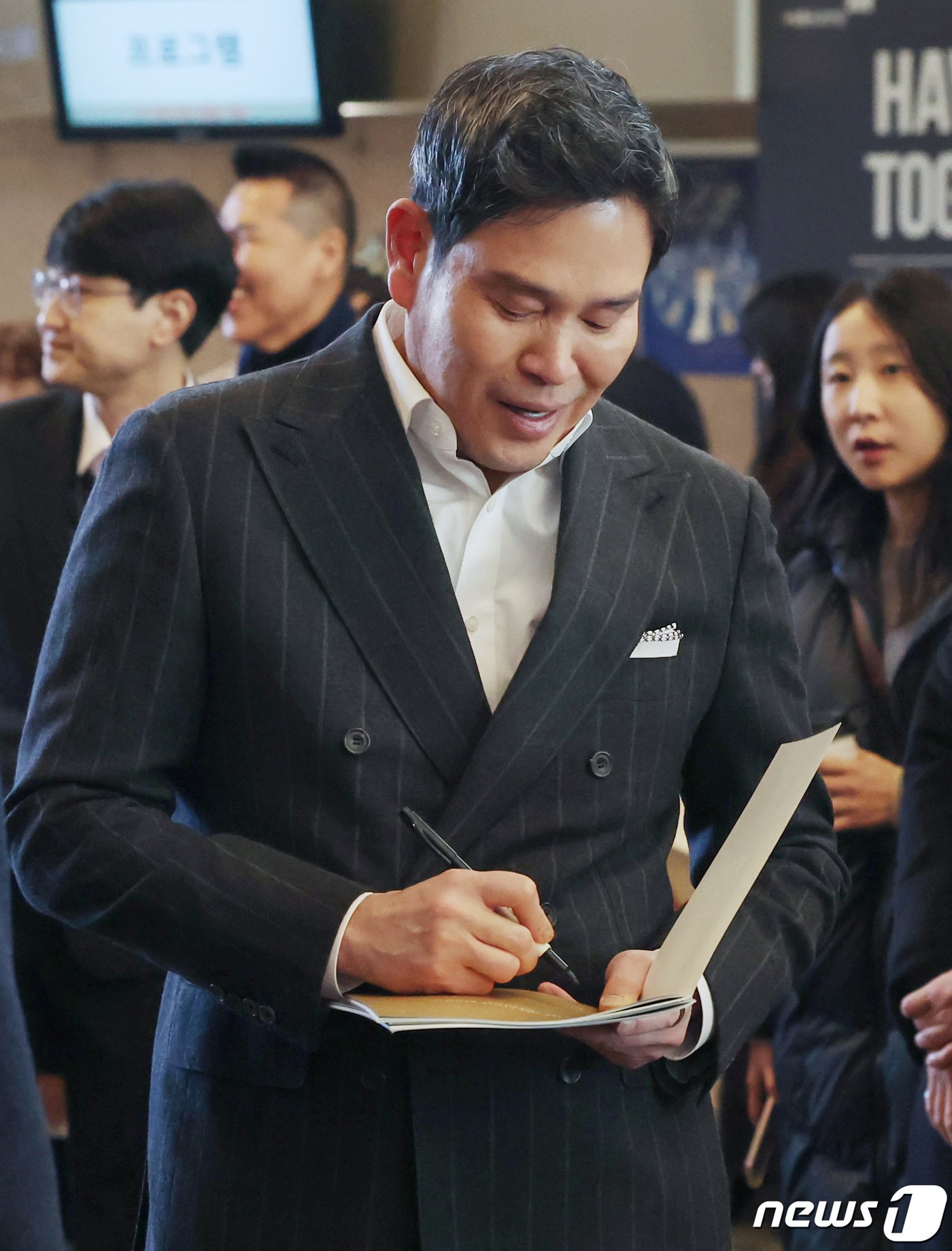 본문 이미지 - 정용진 신세계그룹 부회장이 23일 오후 서울 서초구 예술의 전당에서 열린 배우자 한지희 씨의 플루트 독주회에 참석해 한 시민의 사인 요청에 응하고 있다. 2023.12.23/뉴스1 ⓒ News1 민경석 기자