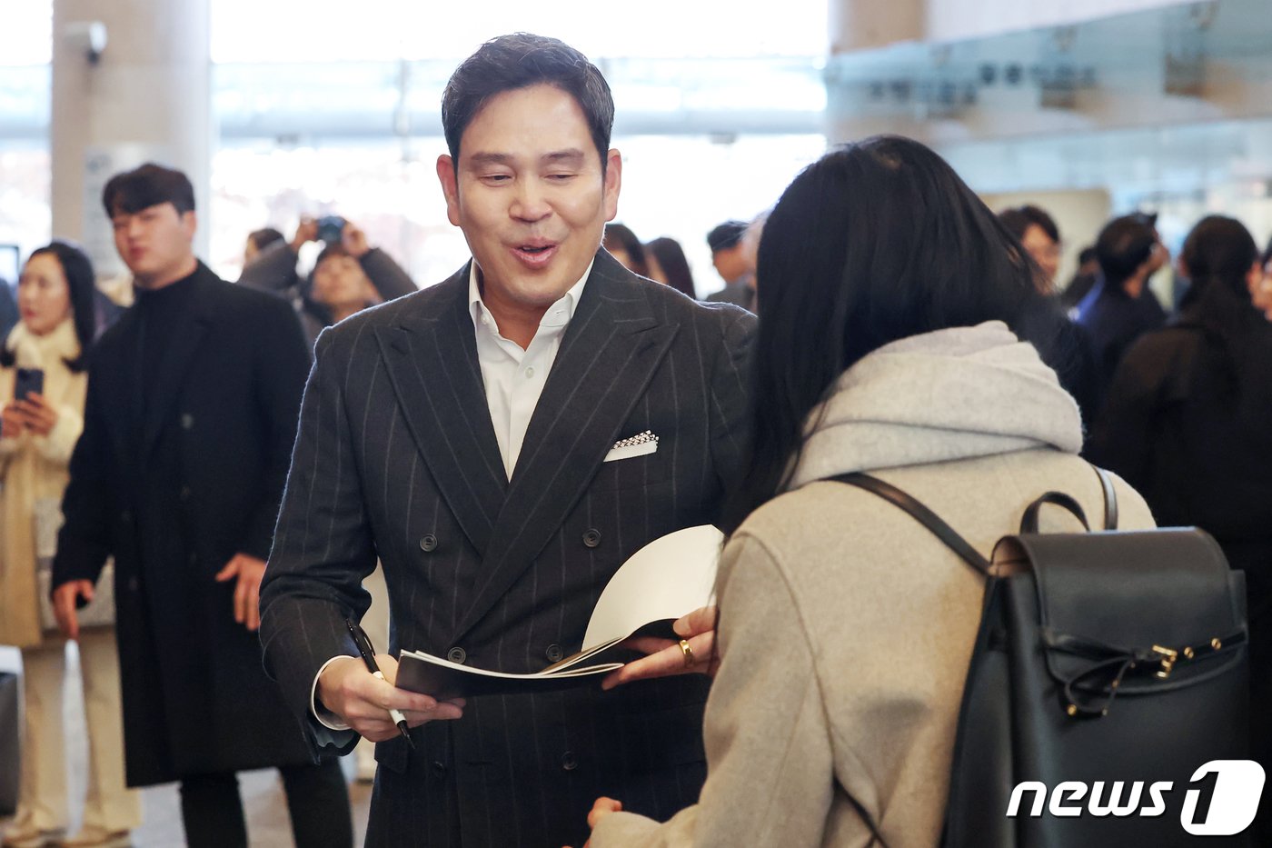 본문 이미지 - 정용진 신세계그룹 부회장이 23일 오후 서울 서초구 예술의 전당에서 열린 배우자 한지희 씨의 플루트 독주회에 참석해 한 시민의 사인 요청에 응하고 있다. 2023.12.23/뉴스1 ⓒ News1 민경석 기자