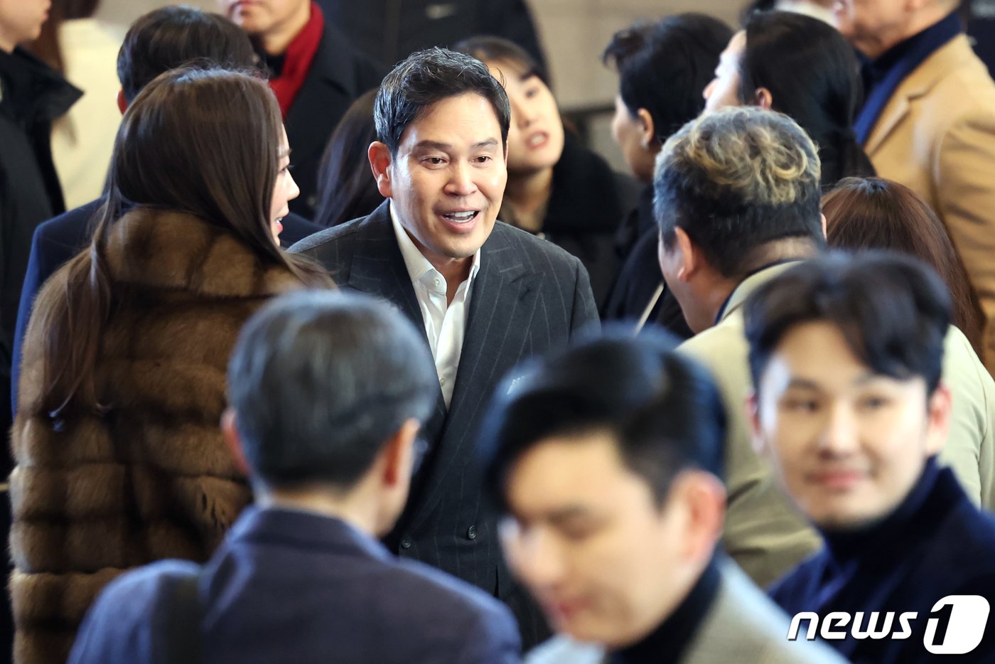 본문 이미지 - 정용진 신세계그룹 부회장이 23일 오후 서울 서초구 예술의 전당에서 열린 배우자 한지희 씨의 플루트 독주회에 참석해 공연을 찾은 지인들과 인사를 나누고 있다. 2023.12.23/뉴스1 ⓒ News1 민경석 기자