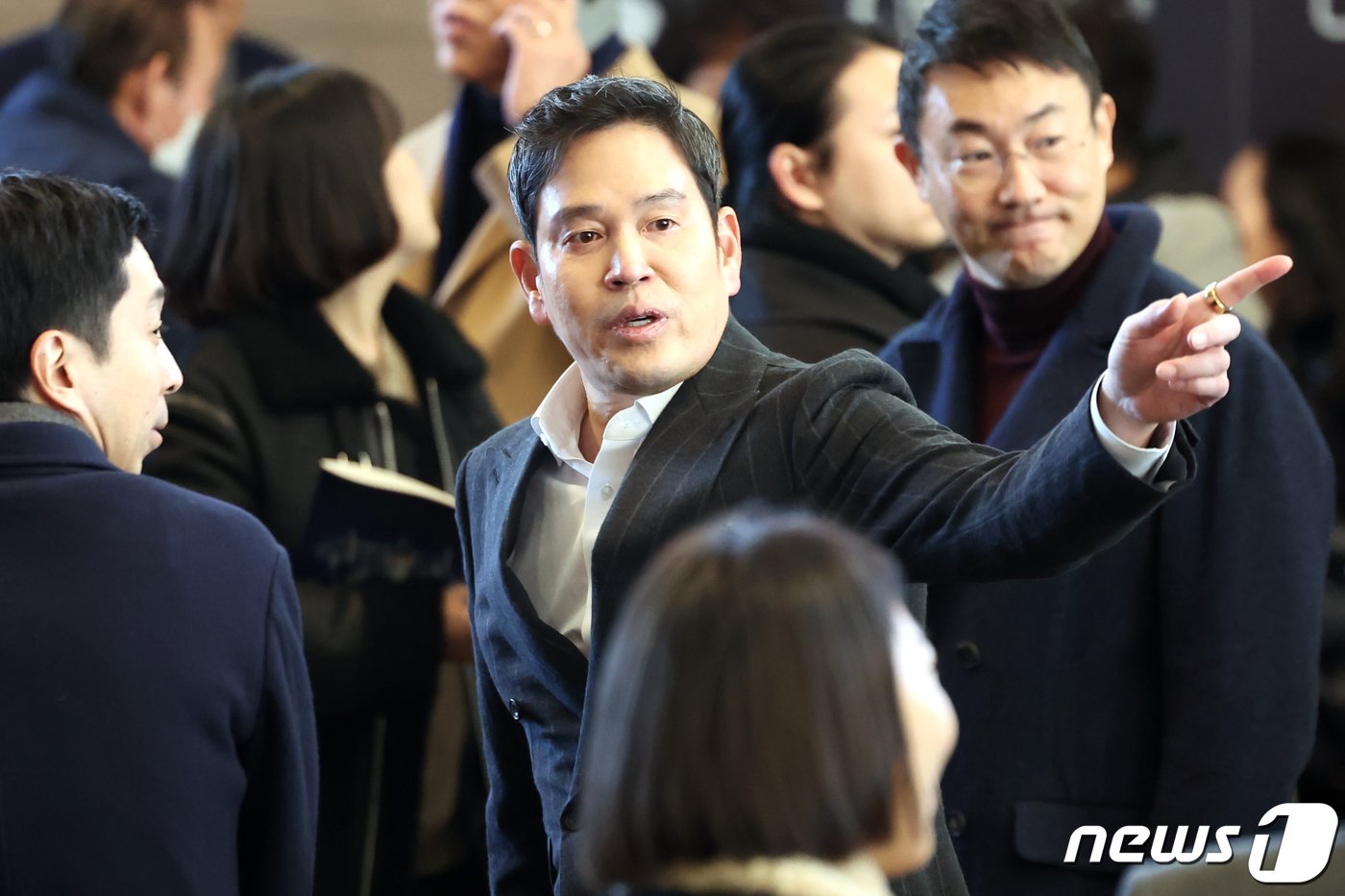 본문 이미지 - 정용진 신세계그룹 부회장이 23일 오후 서울 서초구 예술의 전당에서 열린 배우자 한지희 씨의 플루트 독주회에 참석해 공연을 찾은 지인들과 인사를 나누고 있다. 2023.12.23/뉴스1 ⓒ News1 민경석 기자