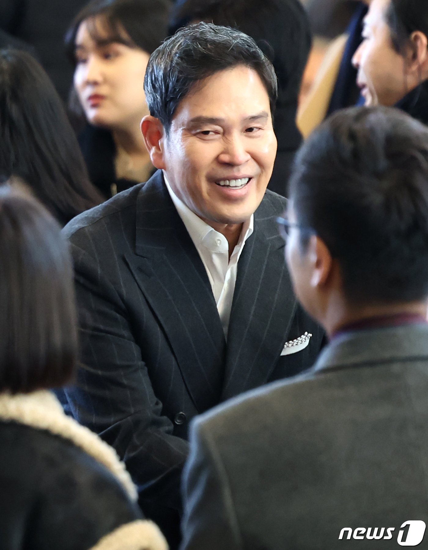 본문 이미지 - 정용진 신세계그룹 부회장이 23일 오후 서울 서초구 예술의 전당에서 열린 배우자 한지희 씨의 플루트 독주회에 참석해 공연을 찾은 지인들과 인사를 나누고 있다. 2023.12.23/뉴스1 ⓒ News1 민경석 기자