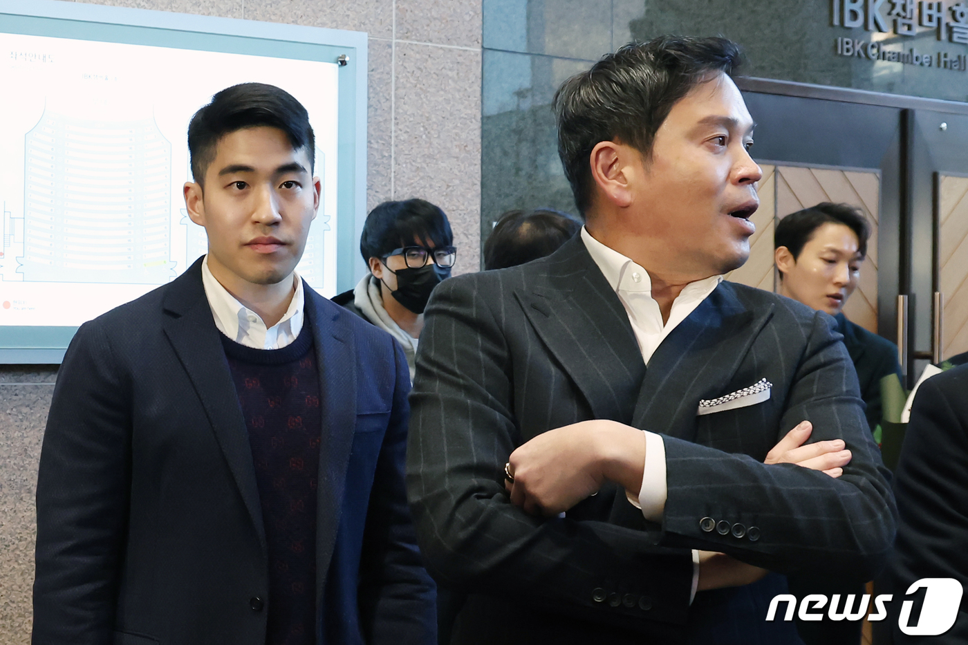 (서울=뉴스1) 민경석 기자 = 정용진 신세계그룹 부회장이 23일 오후 서울 서초구 예술의 전당에서 열린 배우자 한지희 씨의 플루트 독주회가 끝난 뒤 장남 정해찬 씨와 나란히 서 …