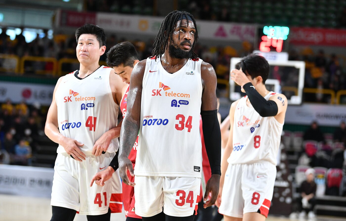 본문 이미지 - 서울 SK의 외국인 선수 자밀 워니(가운데). (KBL 제공)
