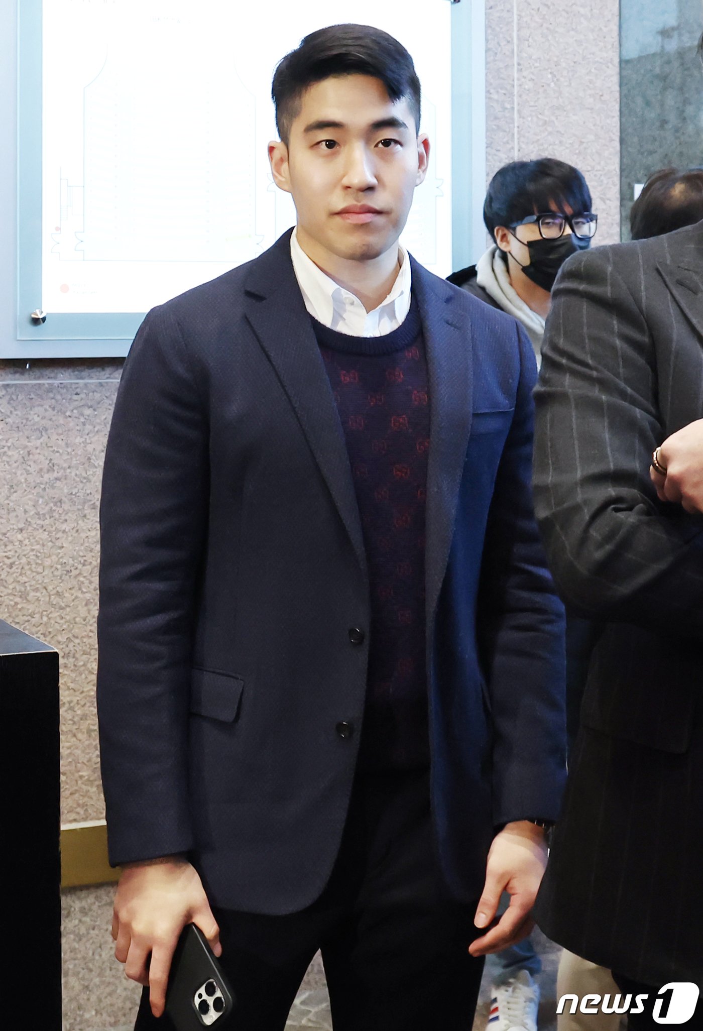 본문 이미지 - 정용진 신세계그룹 부회장의 장남 정해찬 씨가 23일 오후 서울 서초구 예술의 전당에서 열린 어머니 한지희 씨의 플루트 독주회가 끝난 뒤 한 씨를 기다리고 있다. 2023.12.23/뉴스1 ⓒ News1 민경석 기자