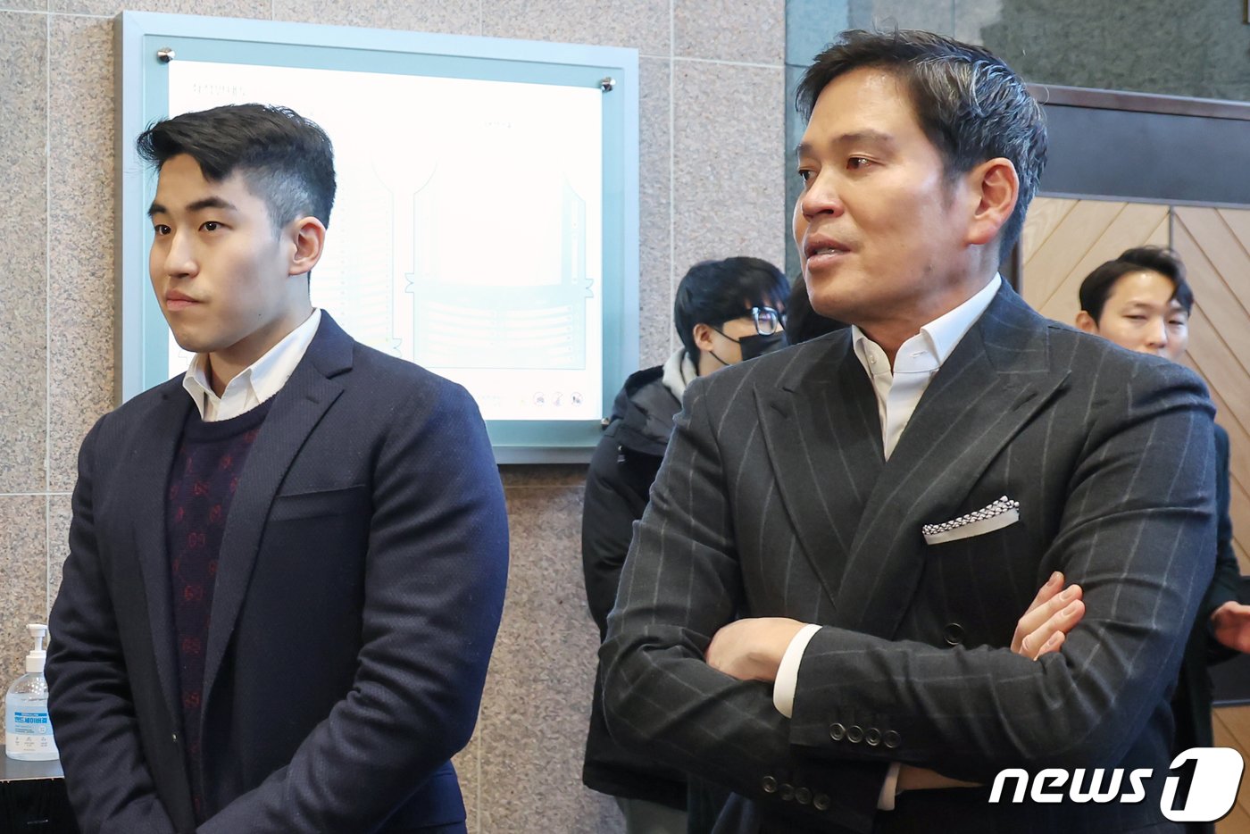 본문 이미지 - 정용진 신세계그룹 부회장이 23일 오후 서울 서초구 예술의 전당에서 열린 배우자 한지희 씨의 플루트 독주회가 끝난 뒤 장남 정해찬 씨와 나란히 서 한지희 씨를 기다리고 있다. 2023.12.23/뉴스1 ⓒ News1 민경석 기자