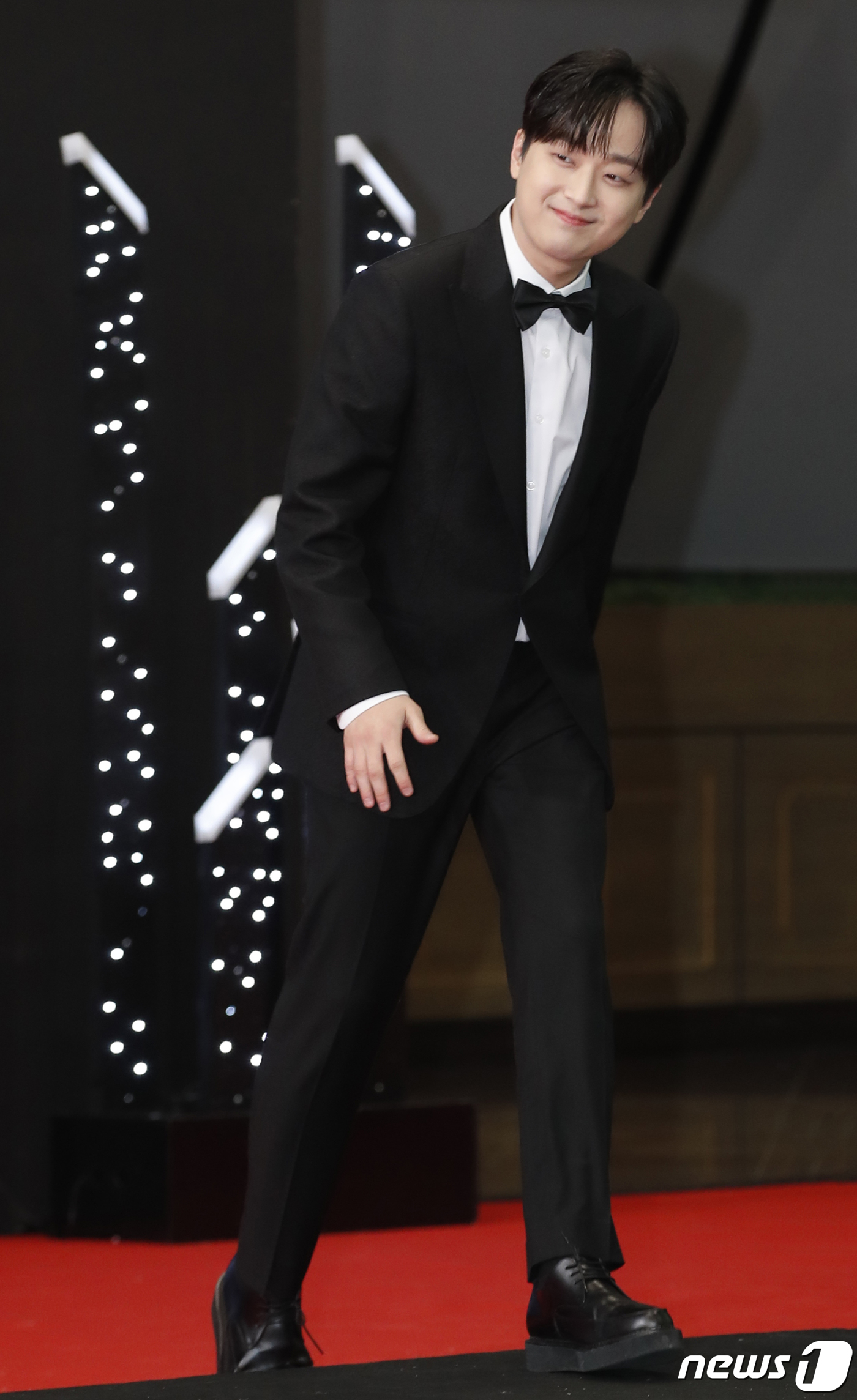 (서울=뉴스1) 권현진 기자 = 가수 이찬원이 23일 오후 서울시 영등포구 여의도 KBS 신관 웨딩홀에서 열린 '2023 KBS 연예대상' 레드카펫 행사에 참석하고 있다. 2023 …