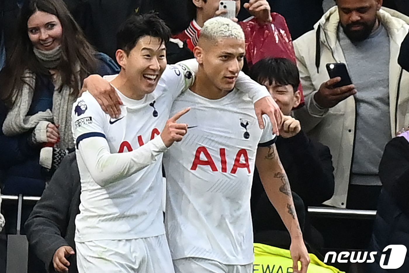본문 이미지 - 리그 11호골을 넣은 손흥민이 히샬리송과 함께 기뻐하고 있다..  ⓒ AFP=뉴스1