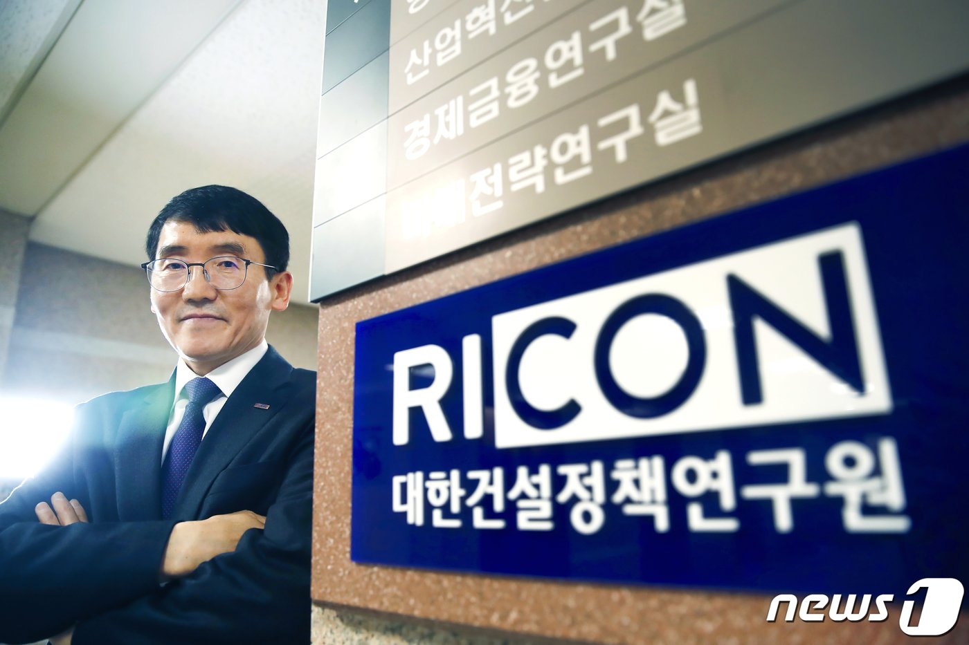 본문 이미지 - 김희수 대한건설정책연구원장이 22일 서울 동작구 대한건설정책연구원에서 열린 뉴스1과의 인터뷰에 앞서 포즈를 취하고 있다. 대담=김희준 건설부동산부 부장, 정리=김동규 기자2023.12.22/뉴스1 ⓒ News1 권현진 기자