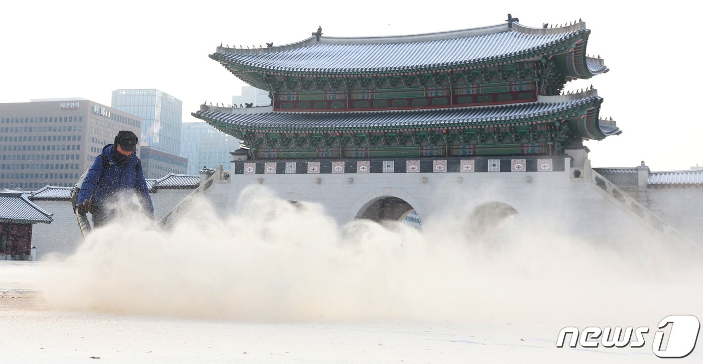 전국 대부분 지역에 눈이 내린 24일 오전 서울 종로구 경복궁에서 관계자들이 제설 작업을 하고 있다. 2023.12.24/뉴스1 ⓒ News1 김민지 기자