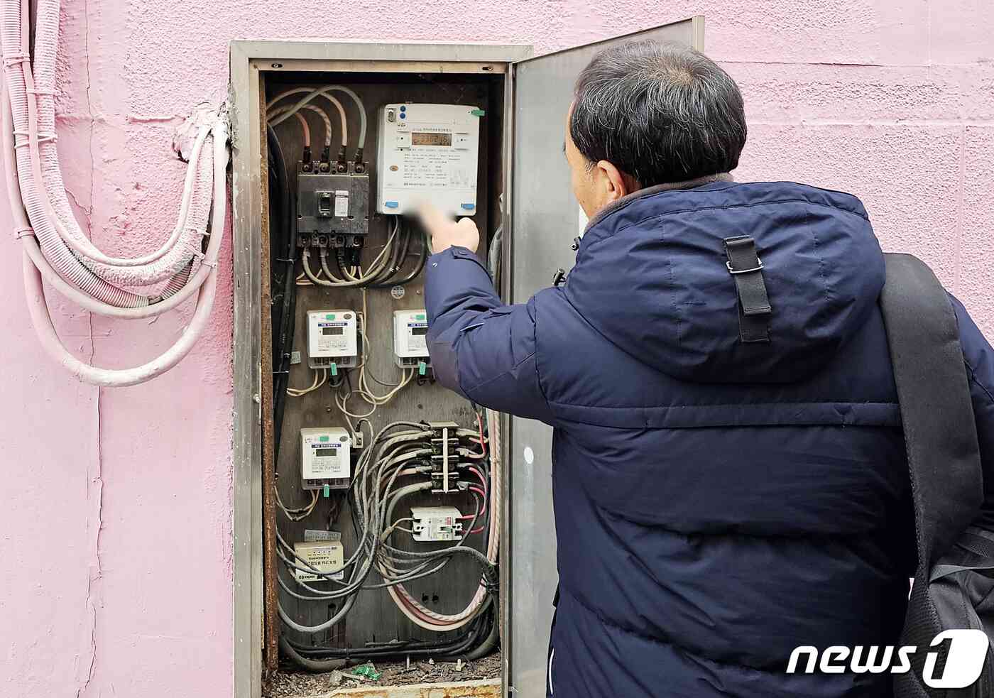 24일 세종시 조치원읍의 한 목욕탕에서 감전사고로 70대 여성 3명이 사망한 가운데 관계자가 사고 원인 조사를 위해 배전판을 살피고 있다.2023.12.24/뉴스1 © News1 장동열 기자