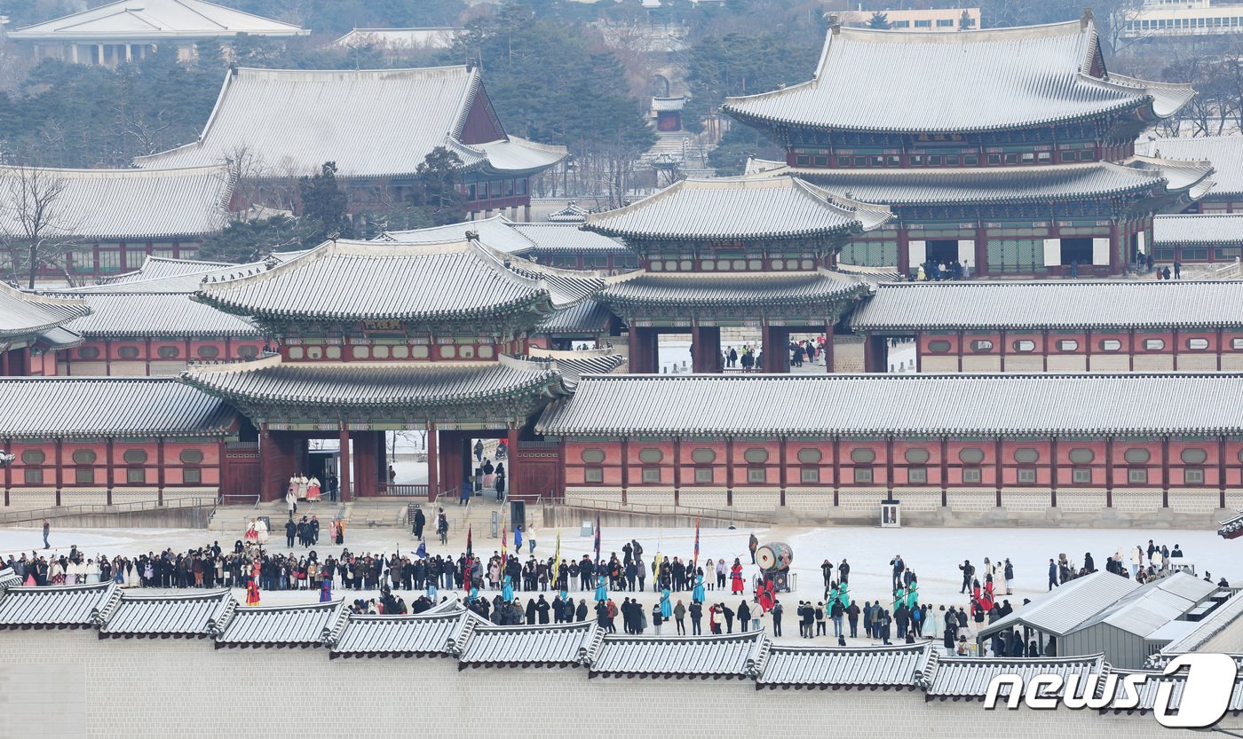 전국 대부분 지역에 눈이 내린 24일 오전 서울 종로구 경복궁이 하얀 눈으로 덮여 있다. 2023.12.24/뉴스1 ⓒ News1 김민지 기자