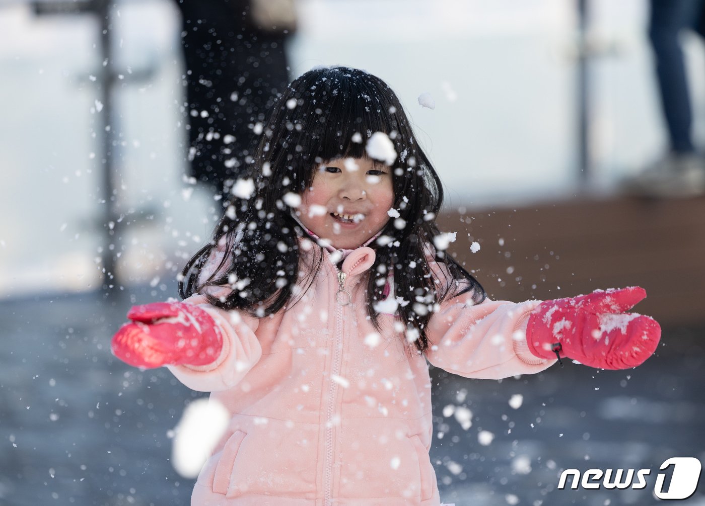 전국 대부분 지역에 눈이 내린 24일 오전 서울 중구 남산을 찾은 어린이들이 눈을 흩뿌리며 즐거운 시간을 보내고 있다. 2023.12.24/뉴스1 ⓒ News1 이재명 기자