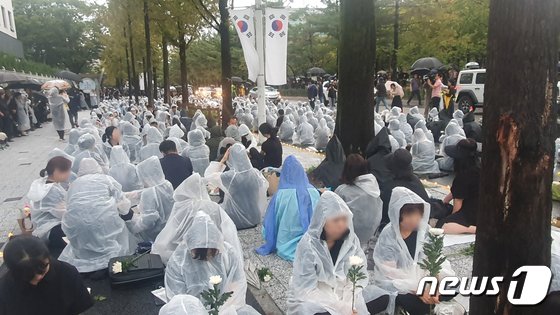 본문 이미지 -  지난 9월15일 대전시교육청 인근에서 최근 악성민원으로 시달리다 극단 선택으로 숨진 초등 교사의 추모제가 열린 가운데 설동호 대전시교육감의 추도사를 하는 도중 추모객들이 항의의 표시로 등을 돌려 앉아 있다./뉴스1 ⓒNews1 허진실 기자