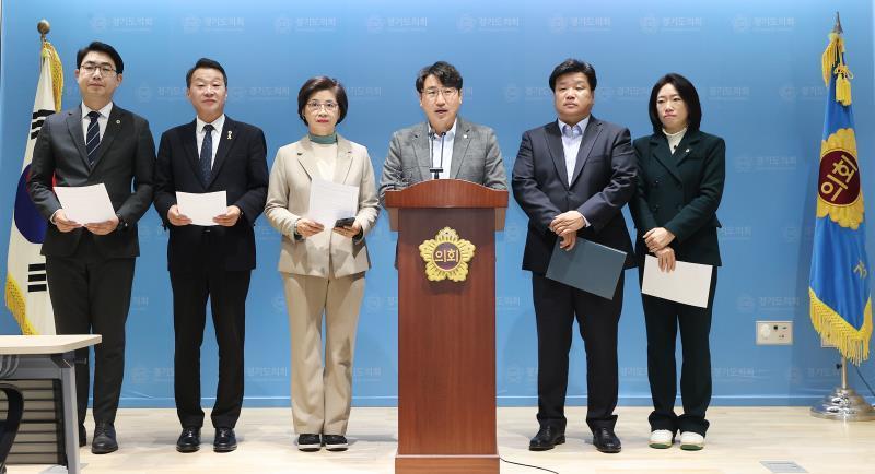 본문 이미지 - 경기도의회 혁신추진단 조성환(오른쪽 세 번째)·양우식(오른쪽 두 번째) 공동단장 등이 지난 20일 오전 도의회 브리핑룸에서 도의회 운영 혁신안을 발표하고 있다.(경기도의회 제공)/뉴스1