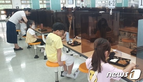 본문 이미지 - 지난5월26일 오전 11시40분 대전 중구에 있는 한 초등학교에서 학생들이 점심으로 도시락을 먹고 있다./뉴스1 ⓒ News1 허진실 기자 